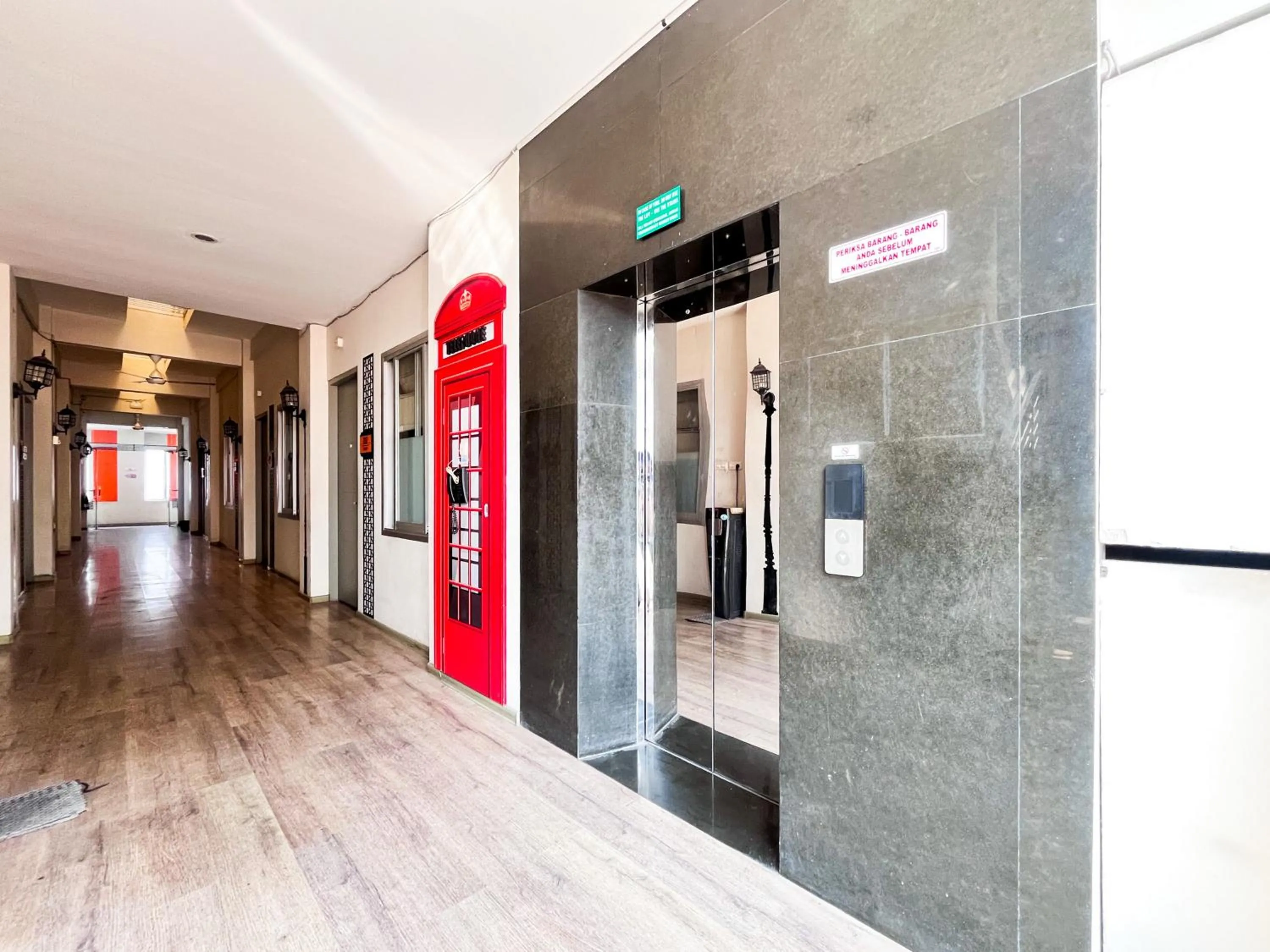 Property building in Sans Hotel Syariah Graha 100 Gubeng Surabaya