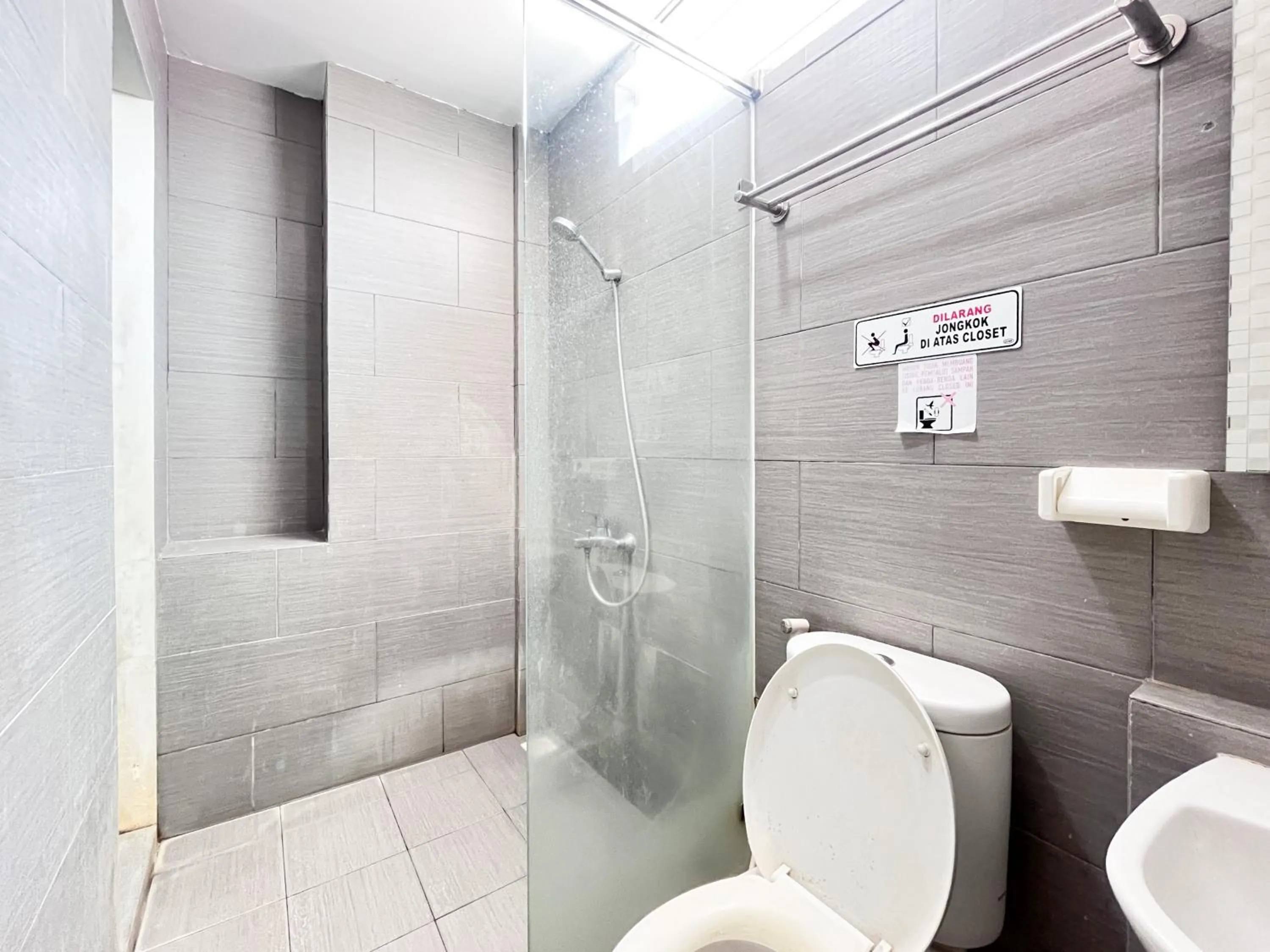 Bathroom in Sans Hotel Syariah Graha 100 Gubeng Surabaya