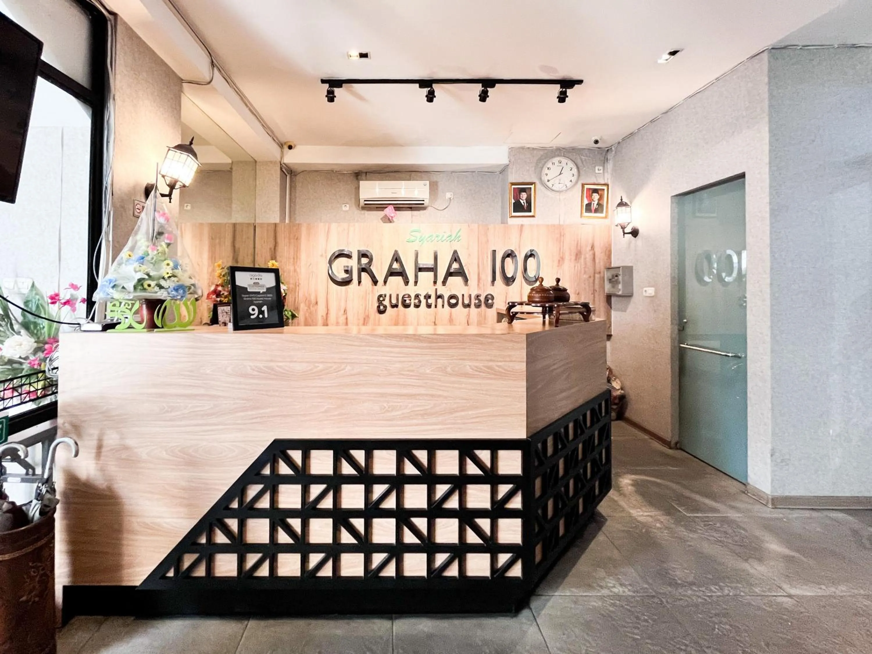 Lobby or reception in Sans Hotel Syariah Graha 100 Gubeng Surabaya