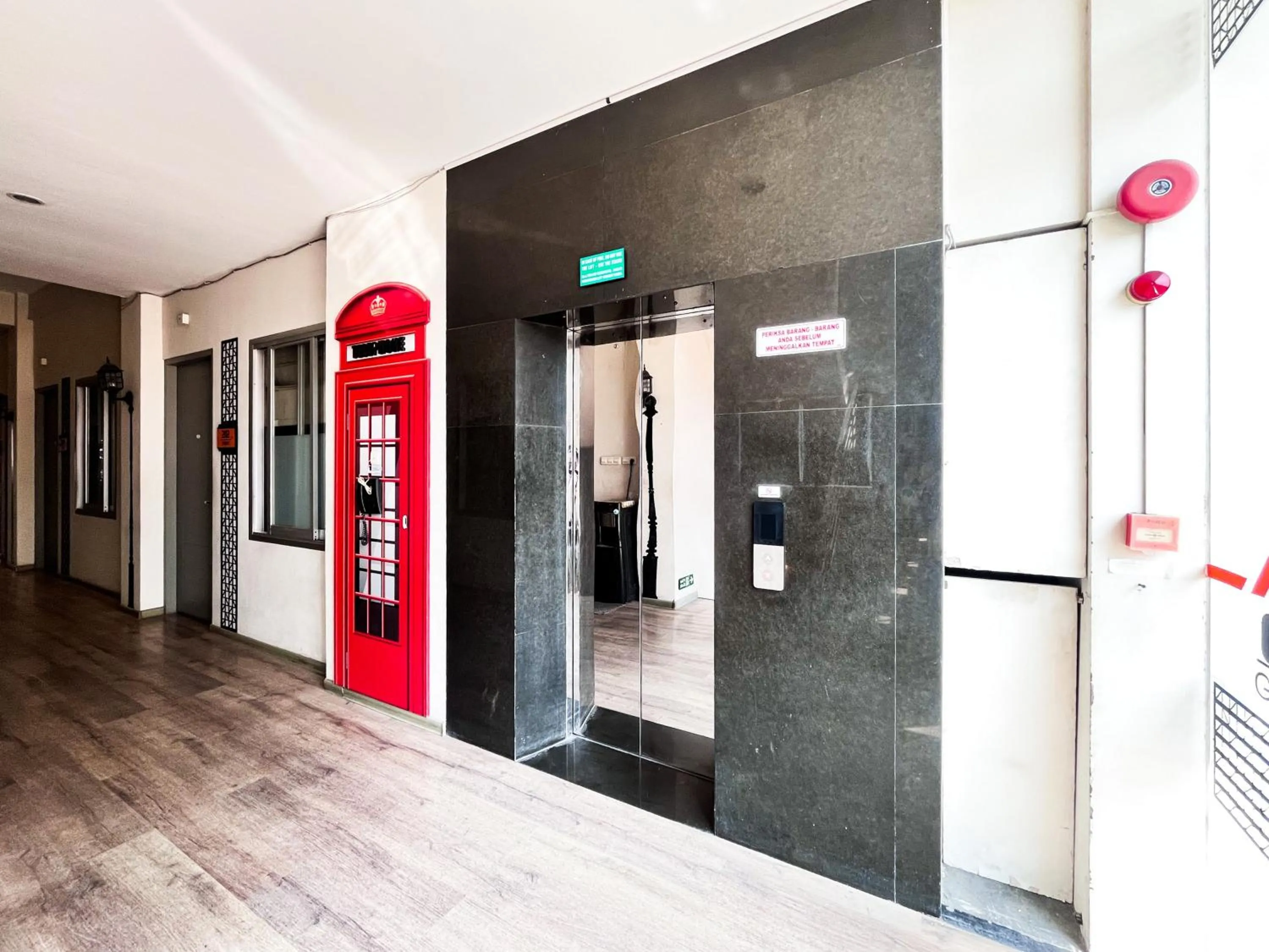 Property building in Sans Hotel Syariah Graha 100 Gubeng Surabaya