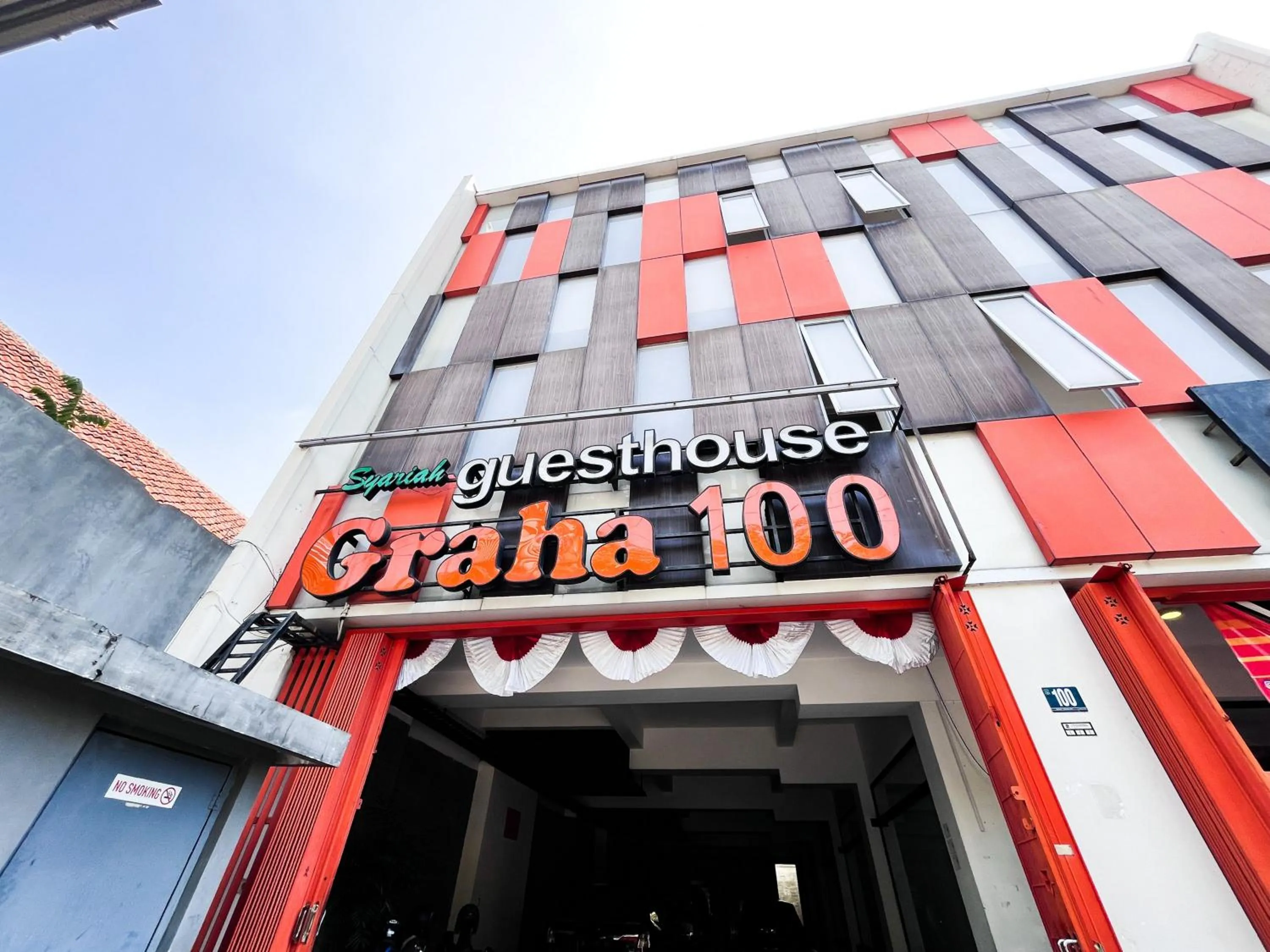 Facade/entrance in Sans Hotel Syariah Graha 100 Gubeng Surabaya