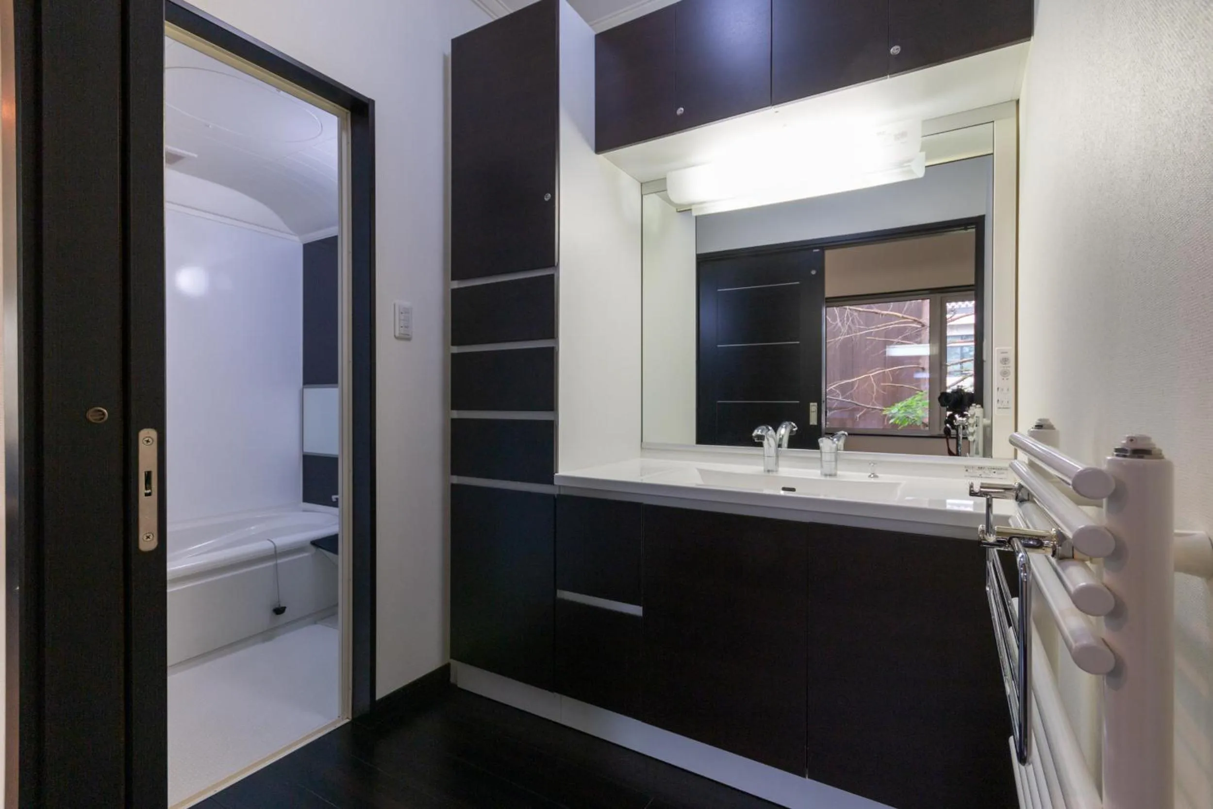 Bathroom in Shochikubai by H2 Life