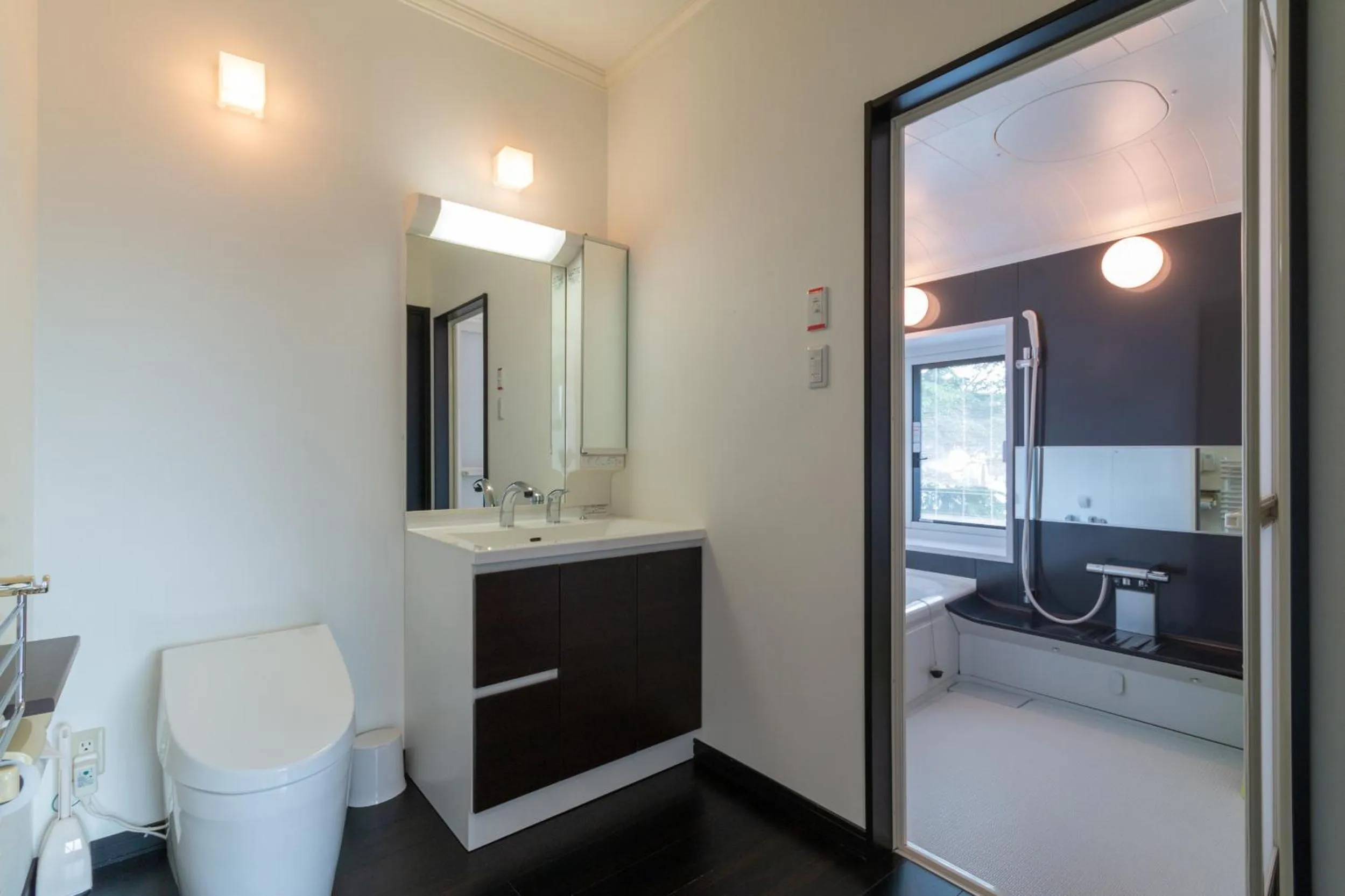 Bathroom in Shochikubai by H2 Life