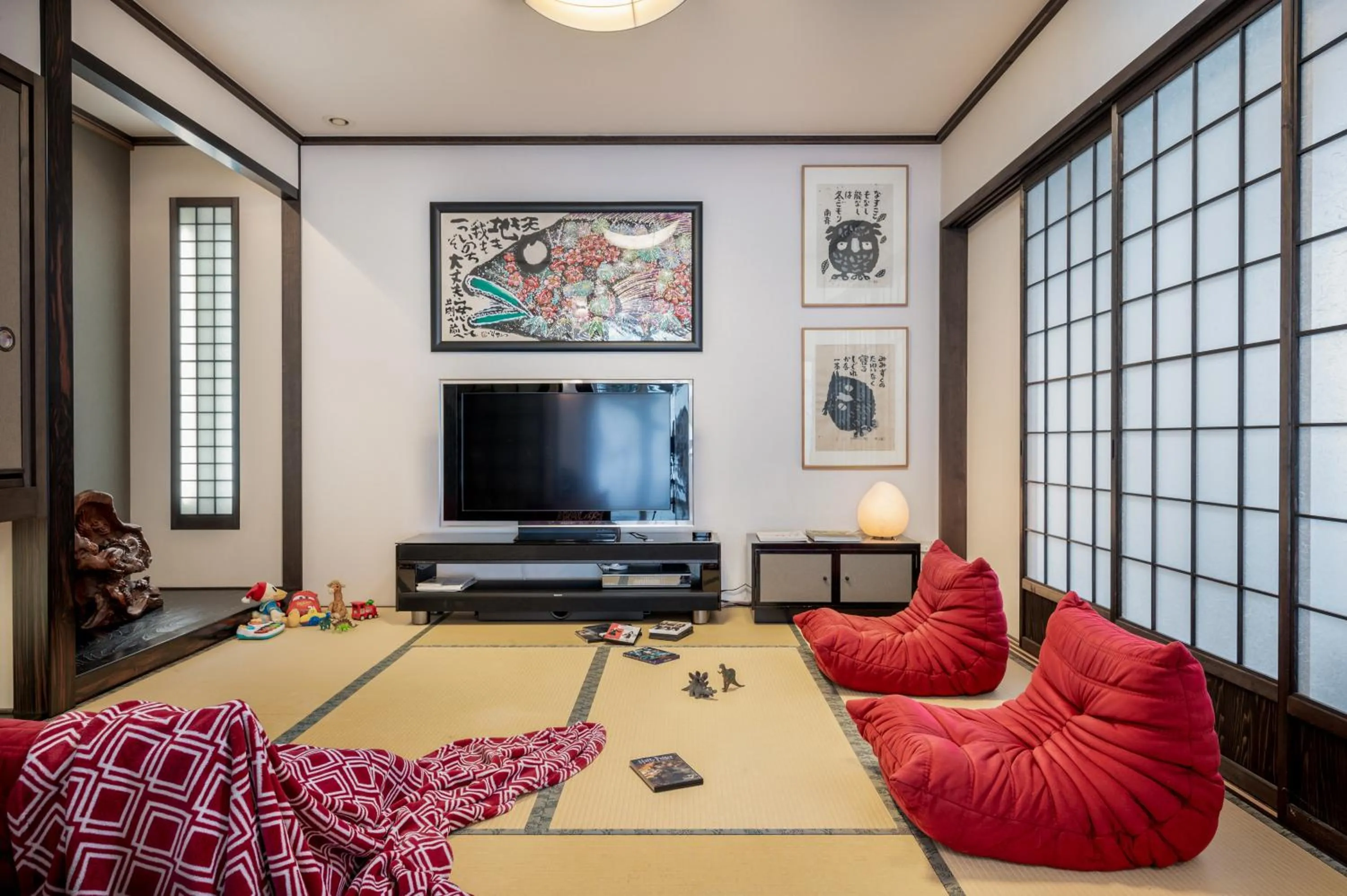 Living room in Shochikubai by H2 Life
