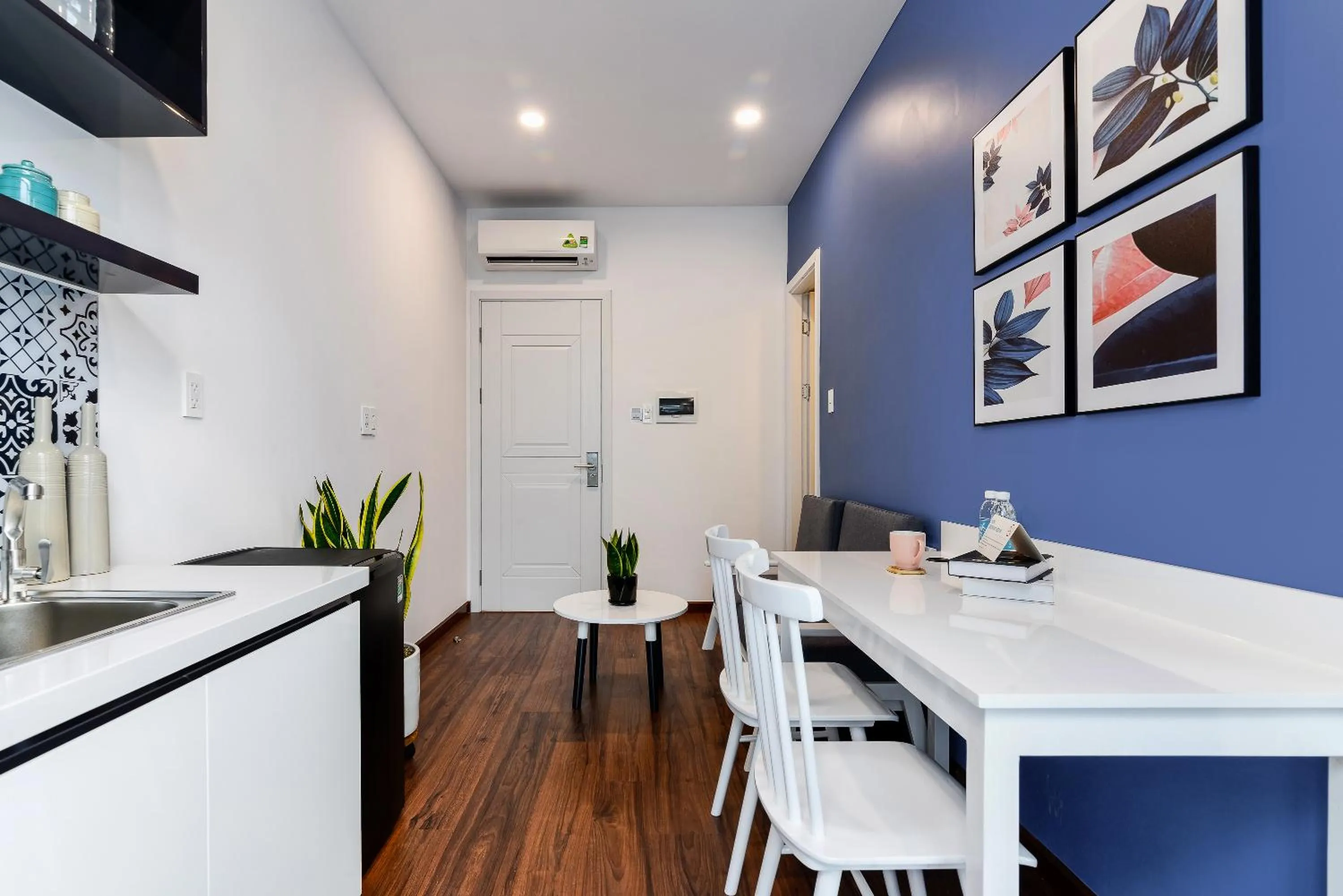 Dining area in Cozrum Homes The Gallery Residence