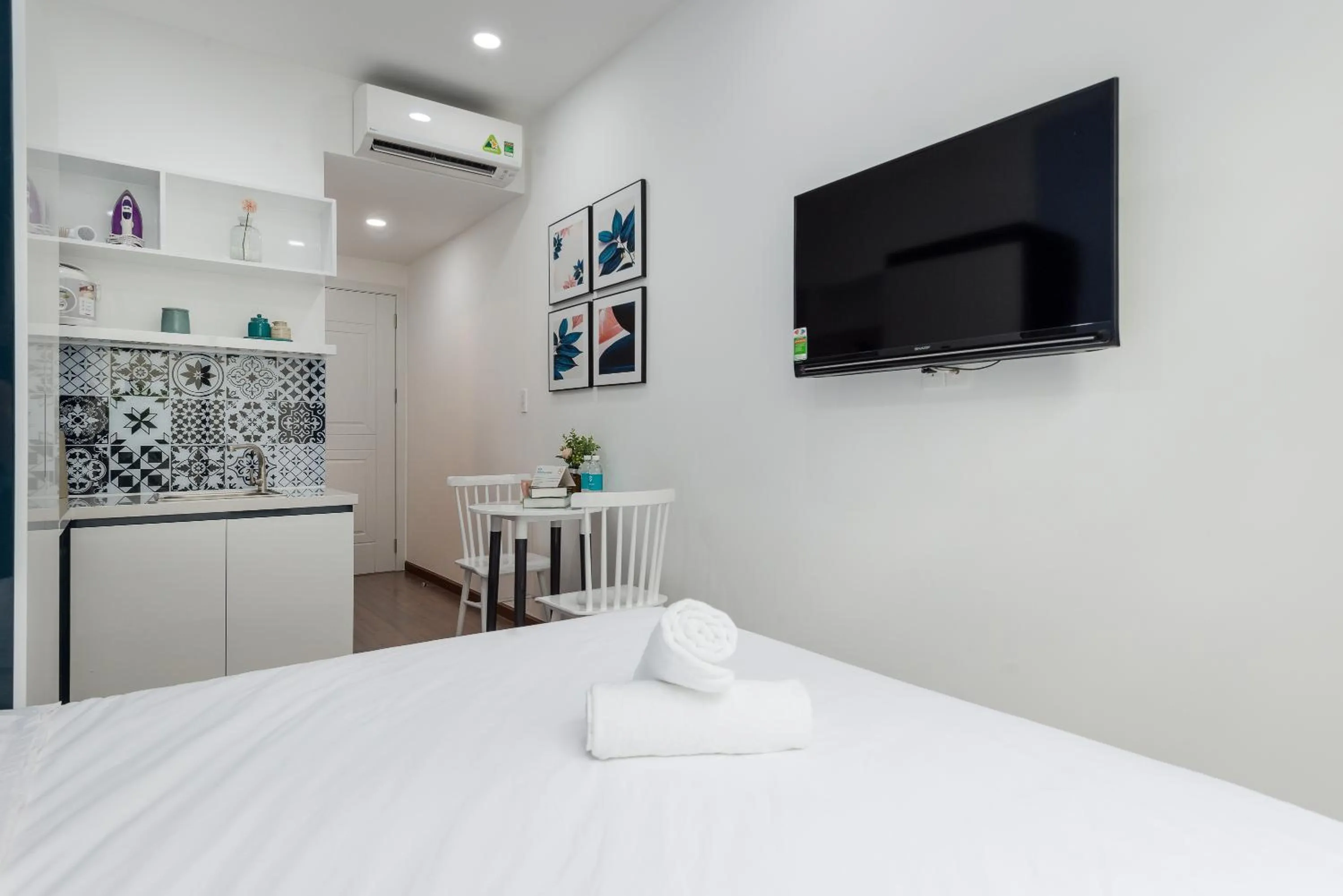 Living room, Bed in Cozrum Homes The Gallery Residence