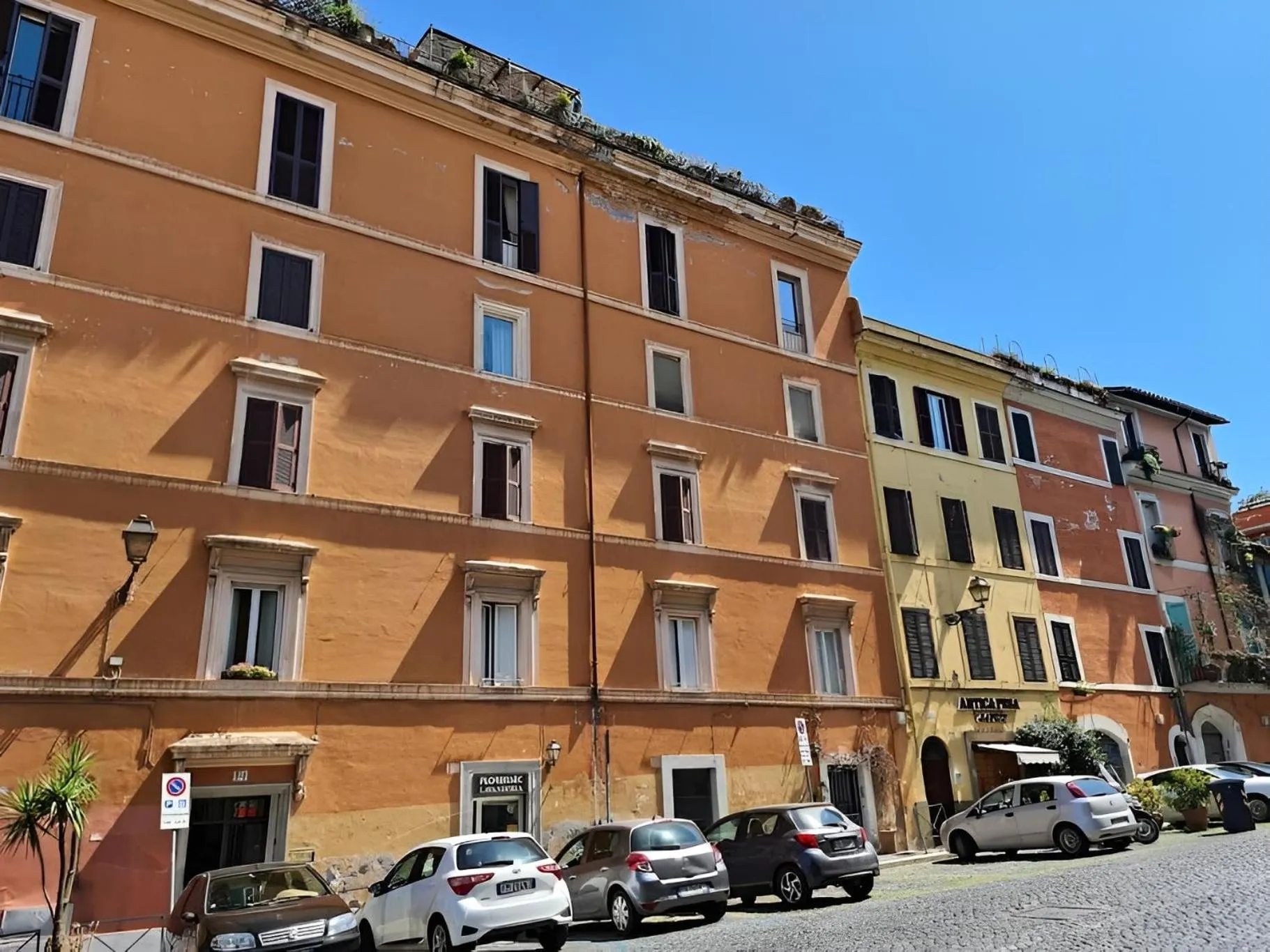 Property building in Giulia Apartment in Trastevere