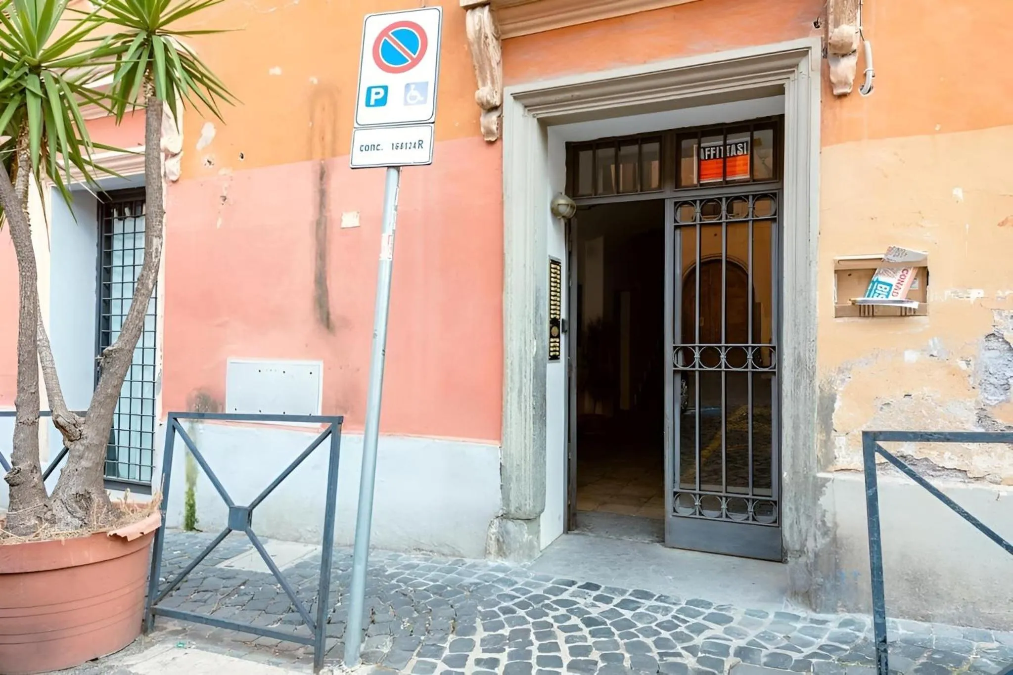 Facade/entrance in Giulia Apartment in Trastevere