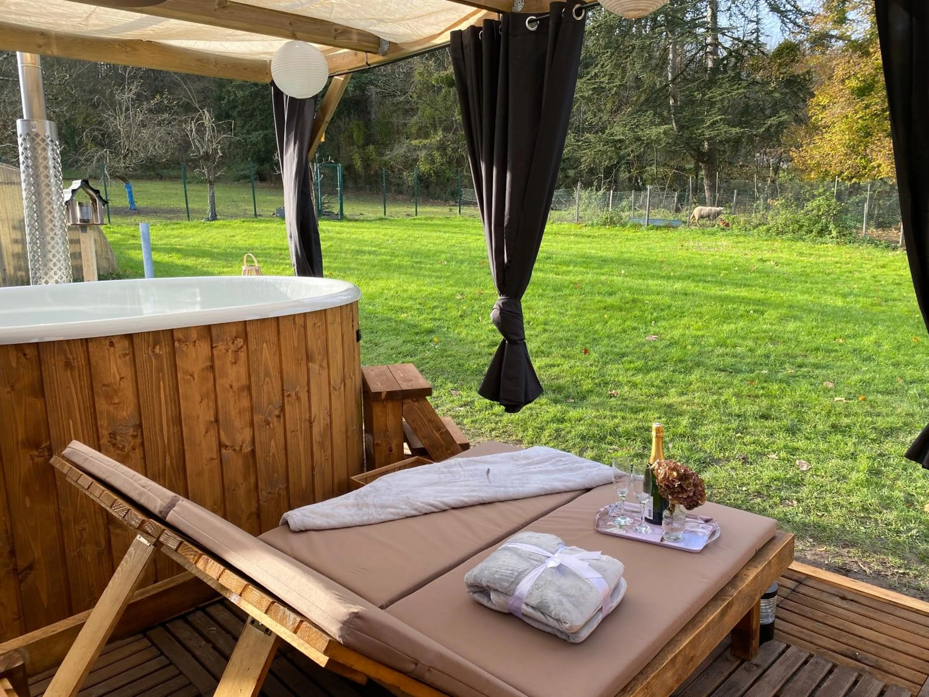 Hot Tub in Les Mariniers Chambres d'Hôtes -Guest House - Bain nordique en option