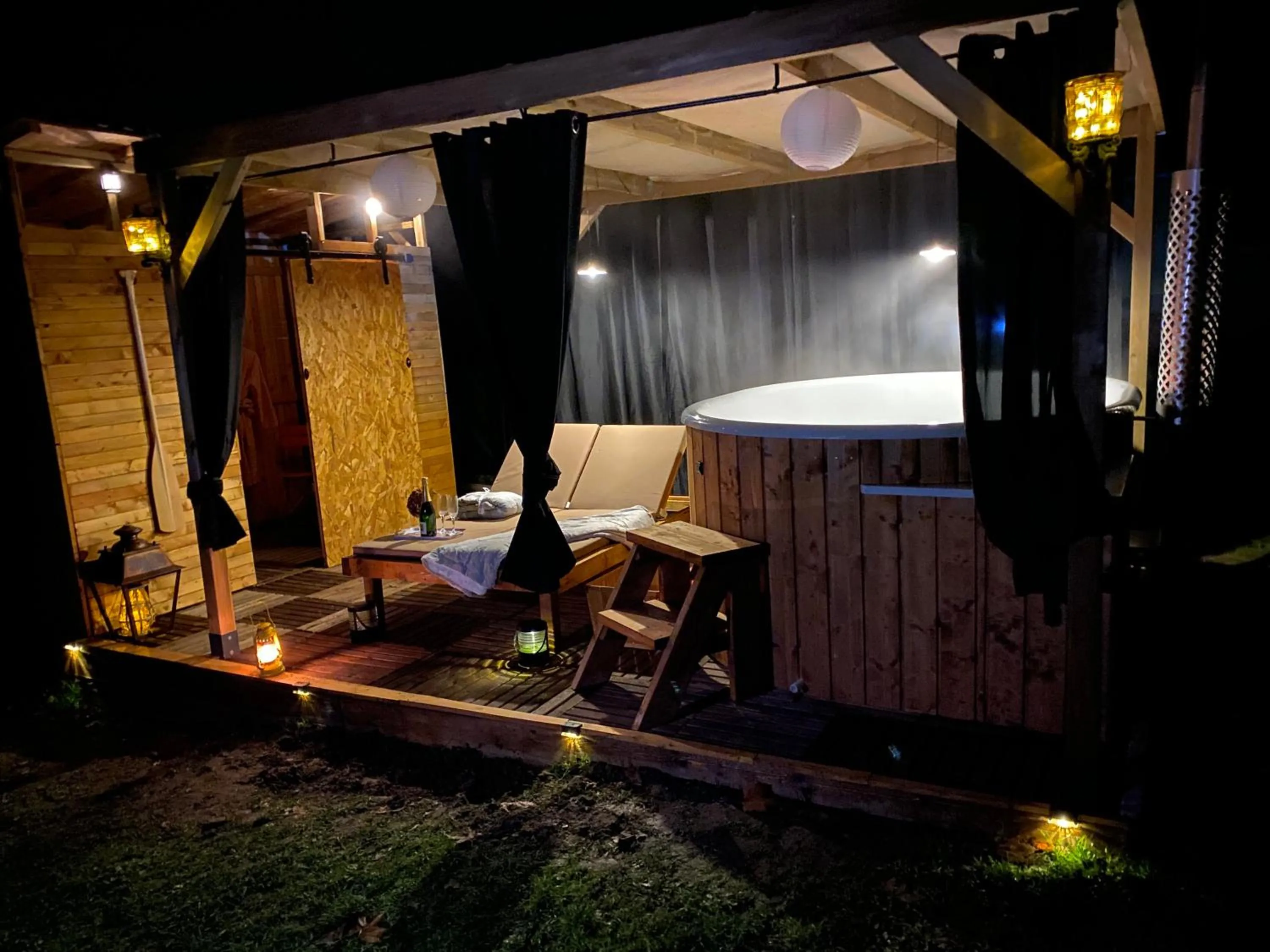 Hot Tub in Les Mariniers Chambres d'Hôtes -Guest House - Bain nordique en option