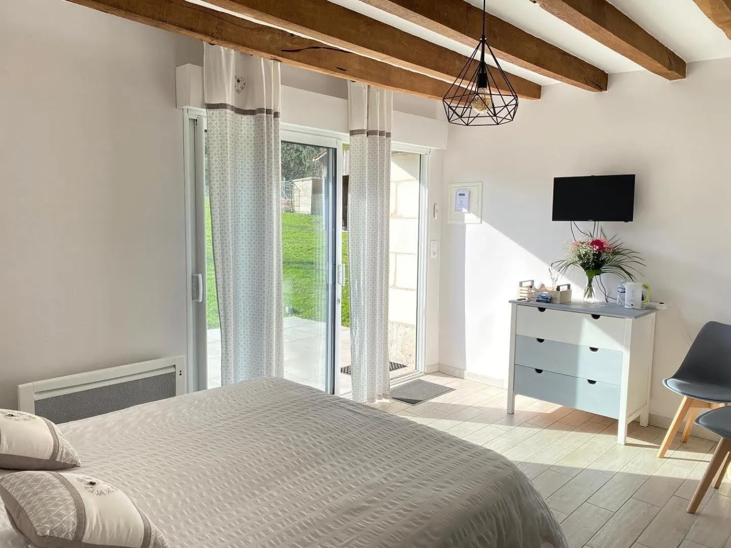 Bedroom, Bed in Les Mariniers Chambres d'Hôtes -Guest House - Bain nordique en option