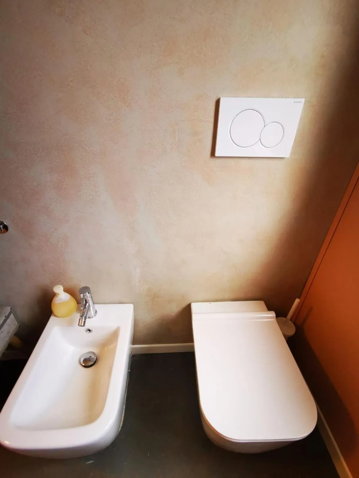 Toilet in Dolce Farnetta en-Suite Spa & Yoga