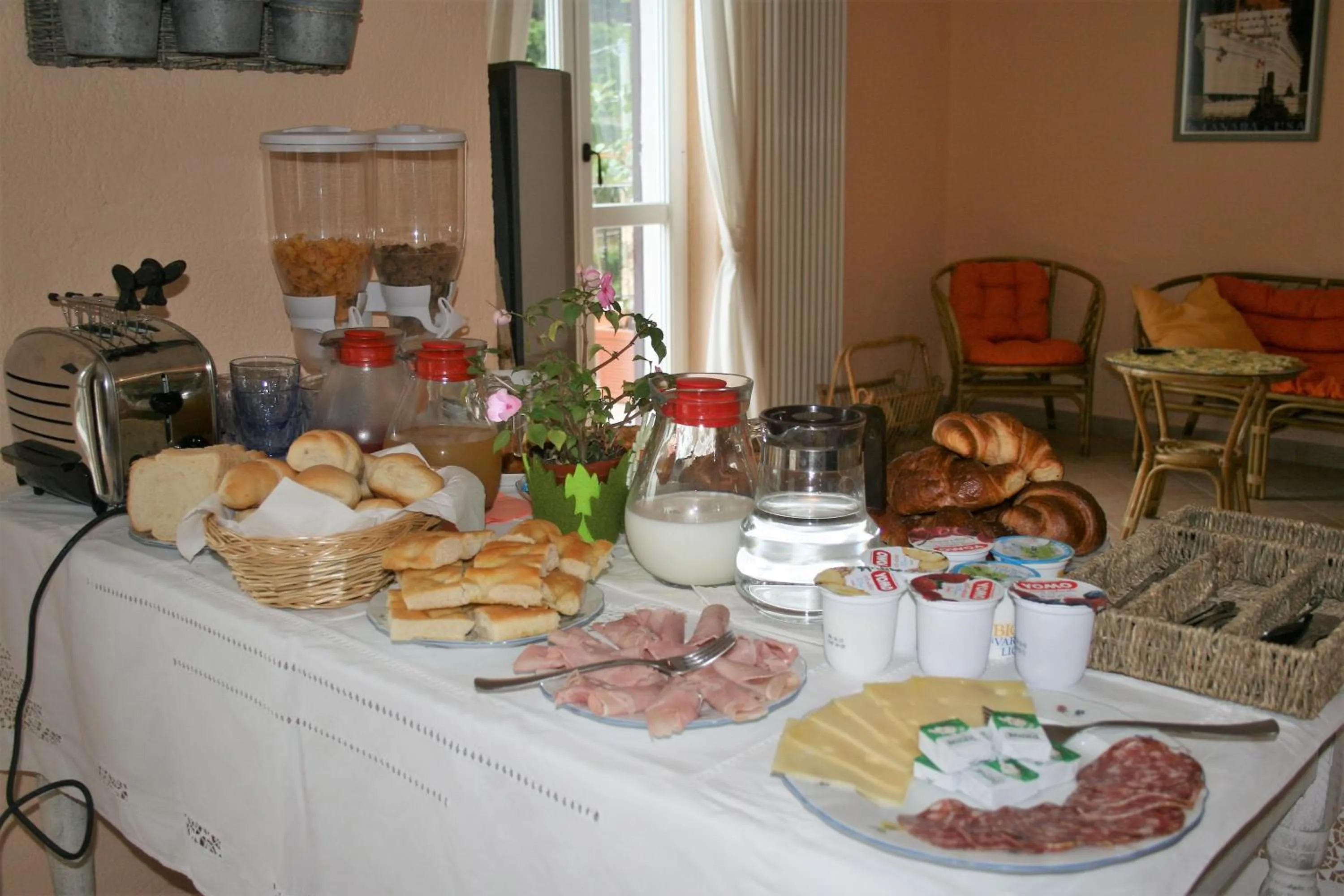 Continental breakfast in L'Allegra Brigata