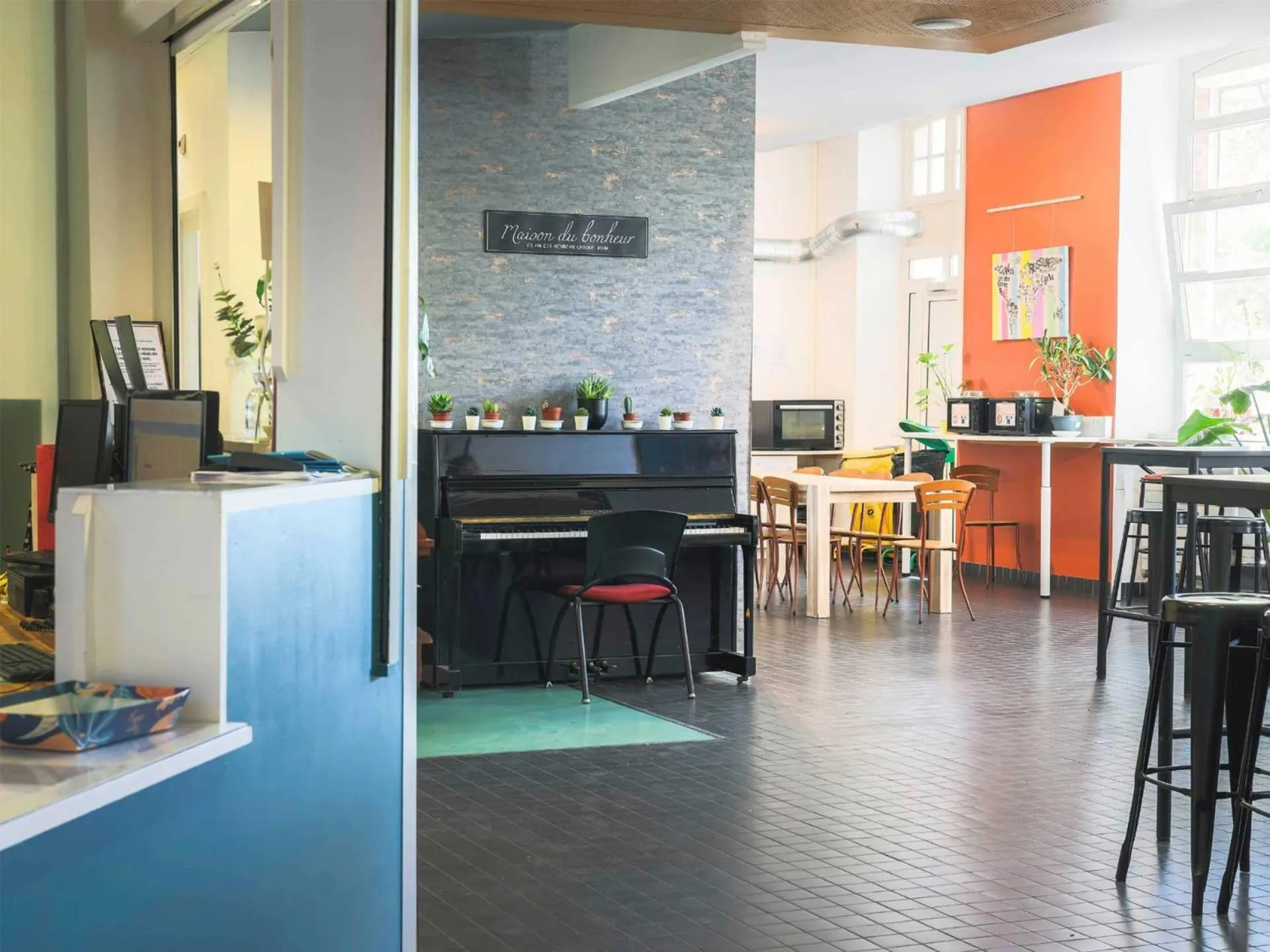 Seating area in Auberge de Jeunesse HI Amiens