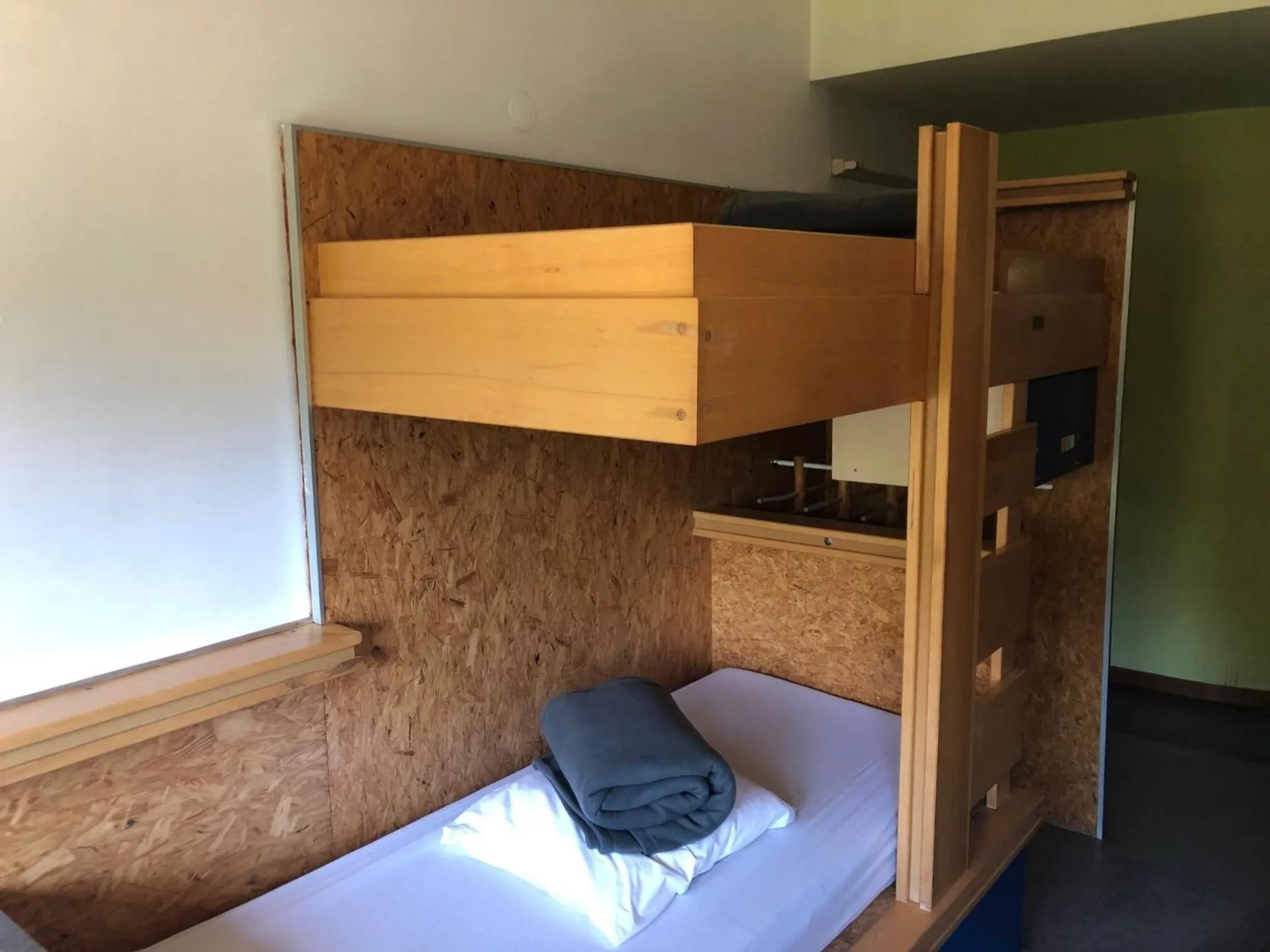 Quadruple Room - single occupancy - Shared Toilets in Auberge de Jeunesse HI Annecy