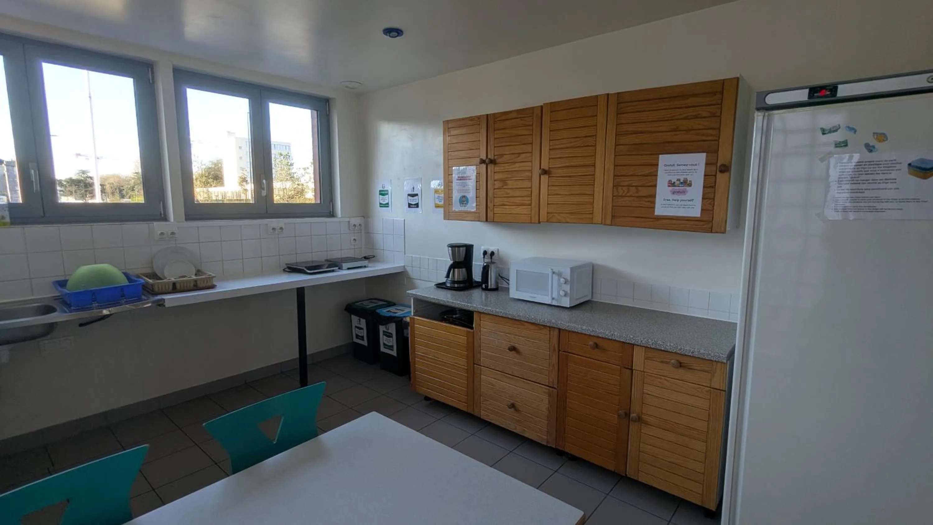 Communal kitchen in Auberge de Jeunesse HI Cherbourg