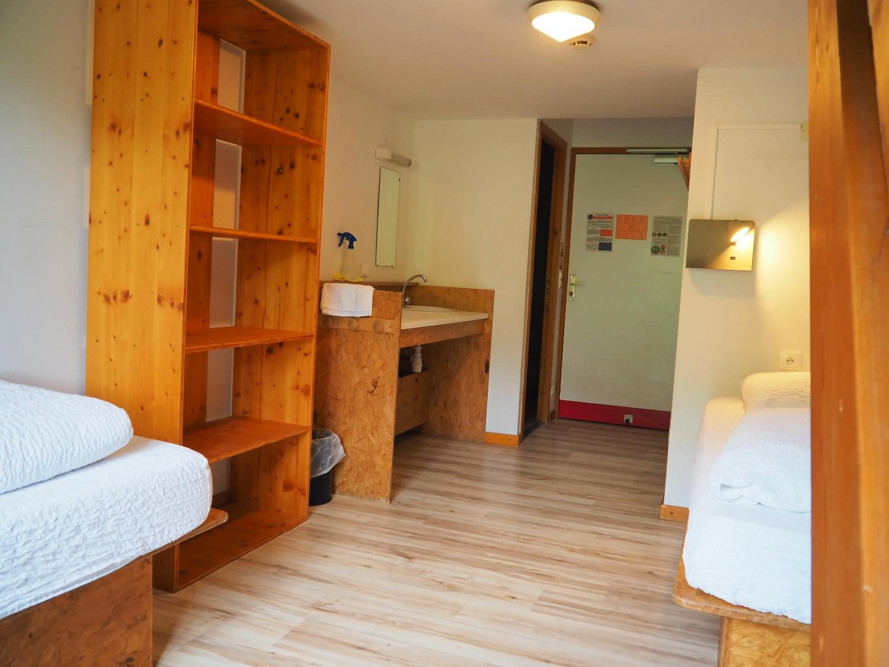 5-Bed Room with Shower - single occupancy in Auberge de Jeunesse HI La Clusaz