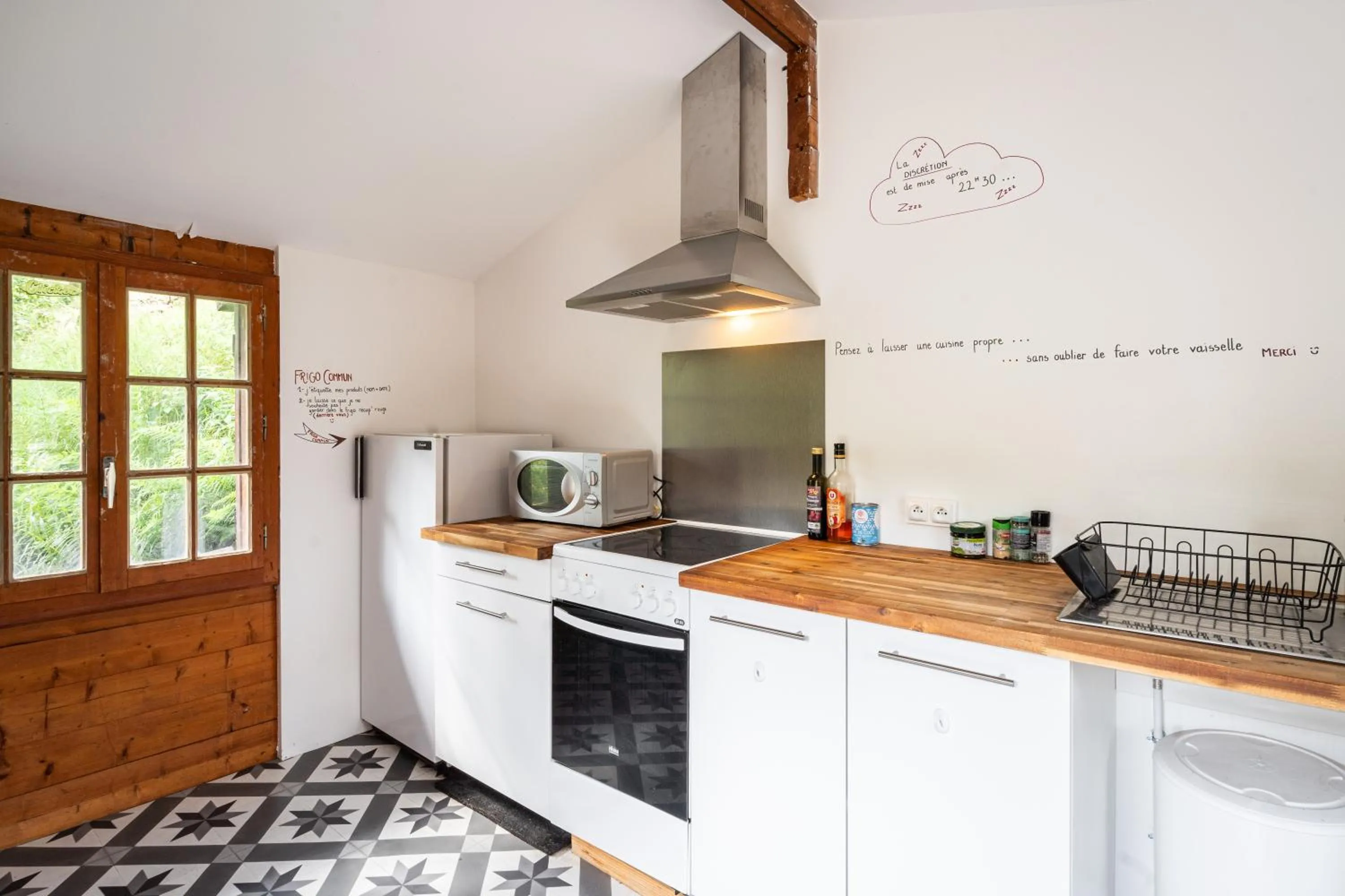 Communal kitchen in Auberge de Jeunesse HI La Clusaz