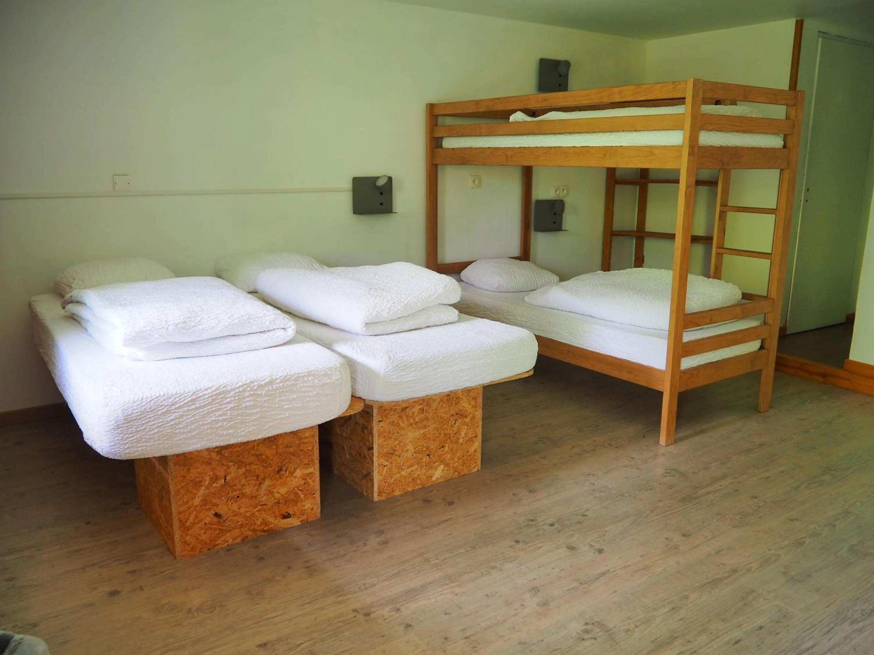 Single Bed in Male Dormitory Room with Shared Bathroom in Auberge de Jeunesse HI La Clusaz