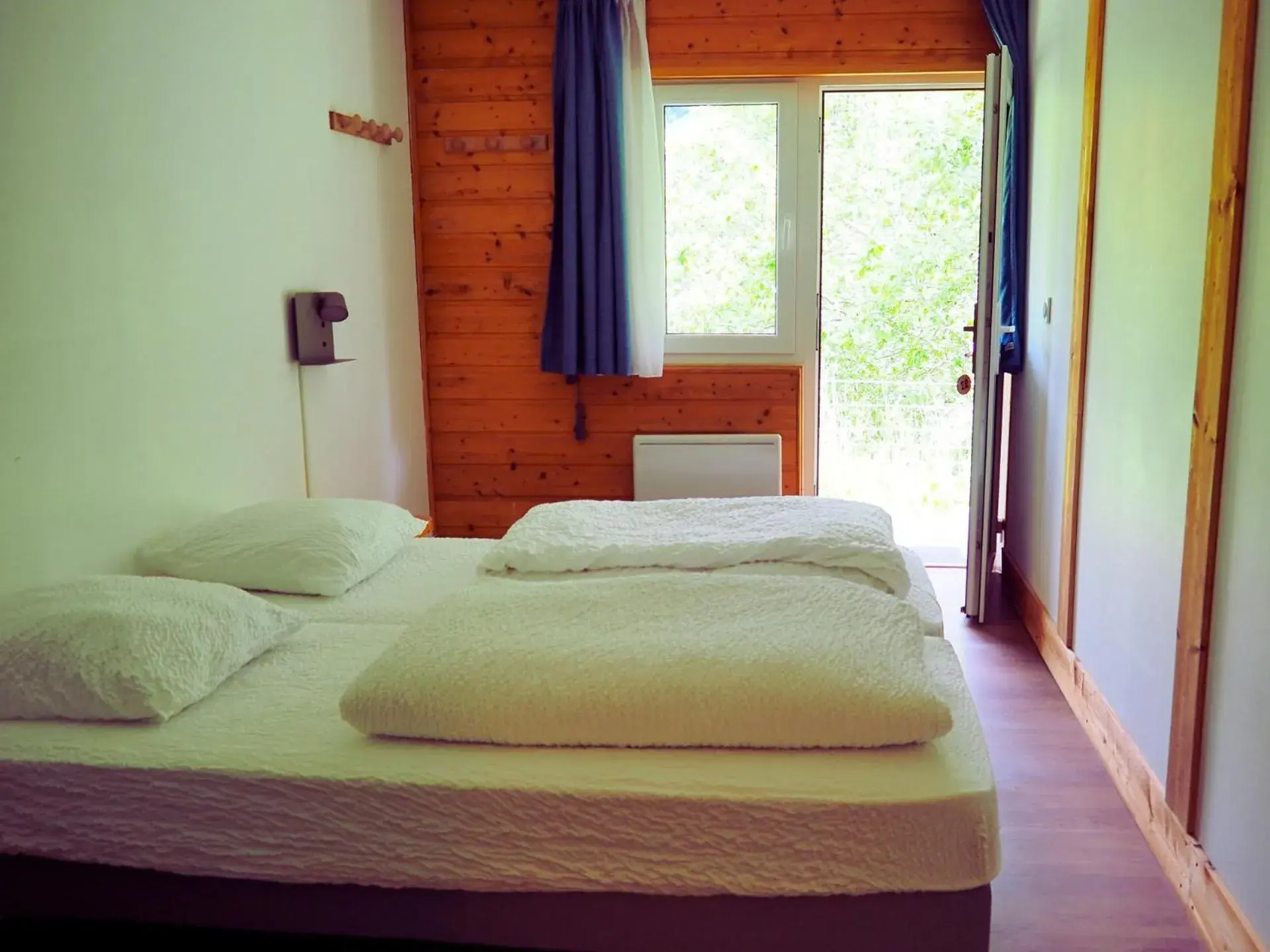 Twin Room with Shower - single occupancy in Auberge de Jeunesse HI La Clusaz Twin Room with Shower - single occupancy in Auberge de Jeunesse HI La Clusaz