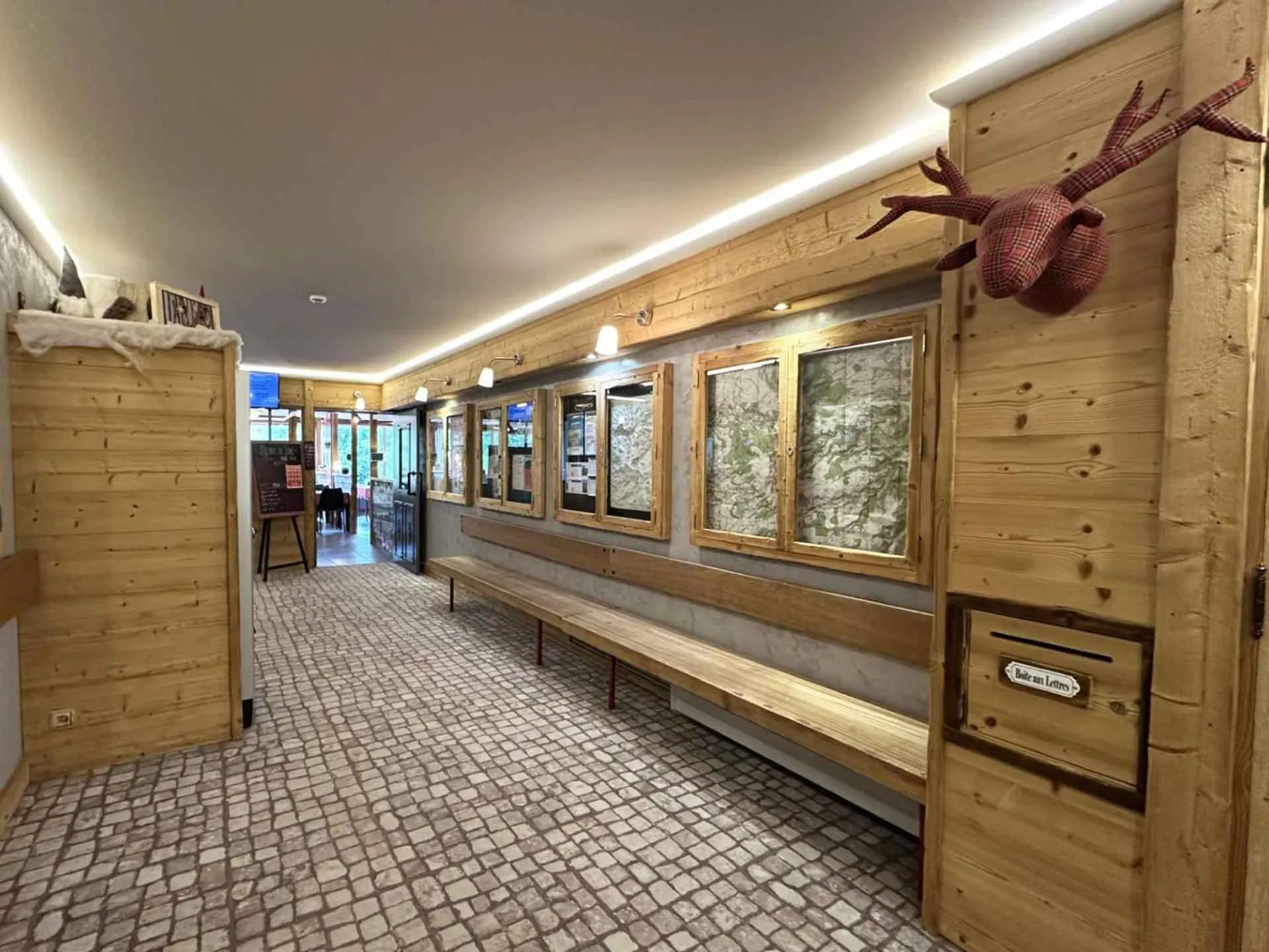 Lobby or reception in Auberge de Jeunesse HI Le Mont-Dore