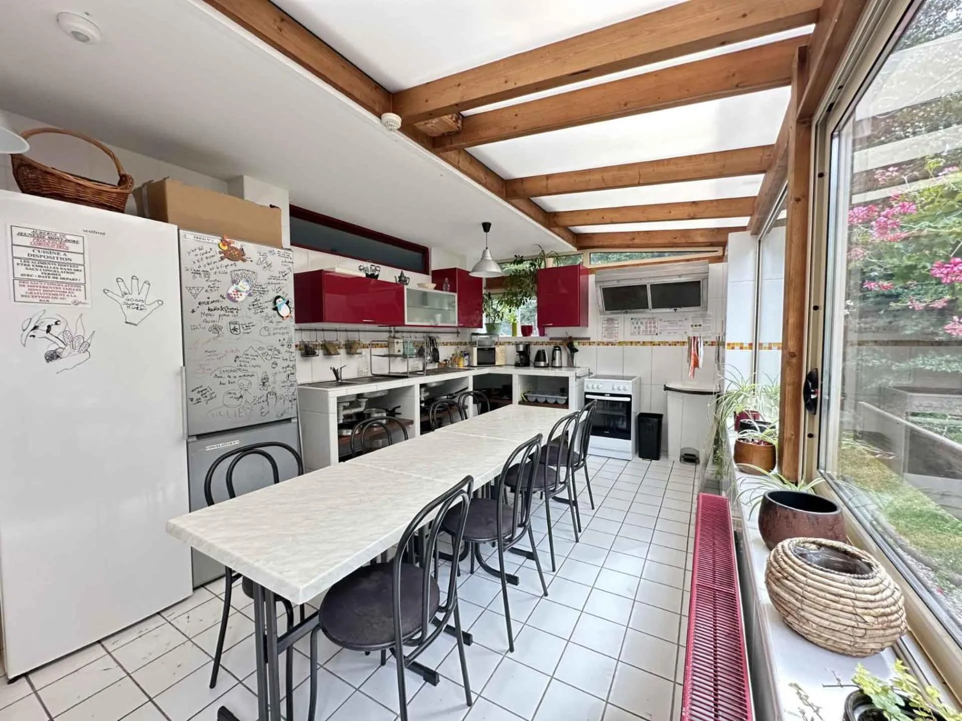 Communal kitchen in Auberge de Jeunesse HI Le Mont-Dore