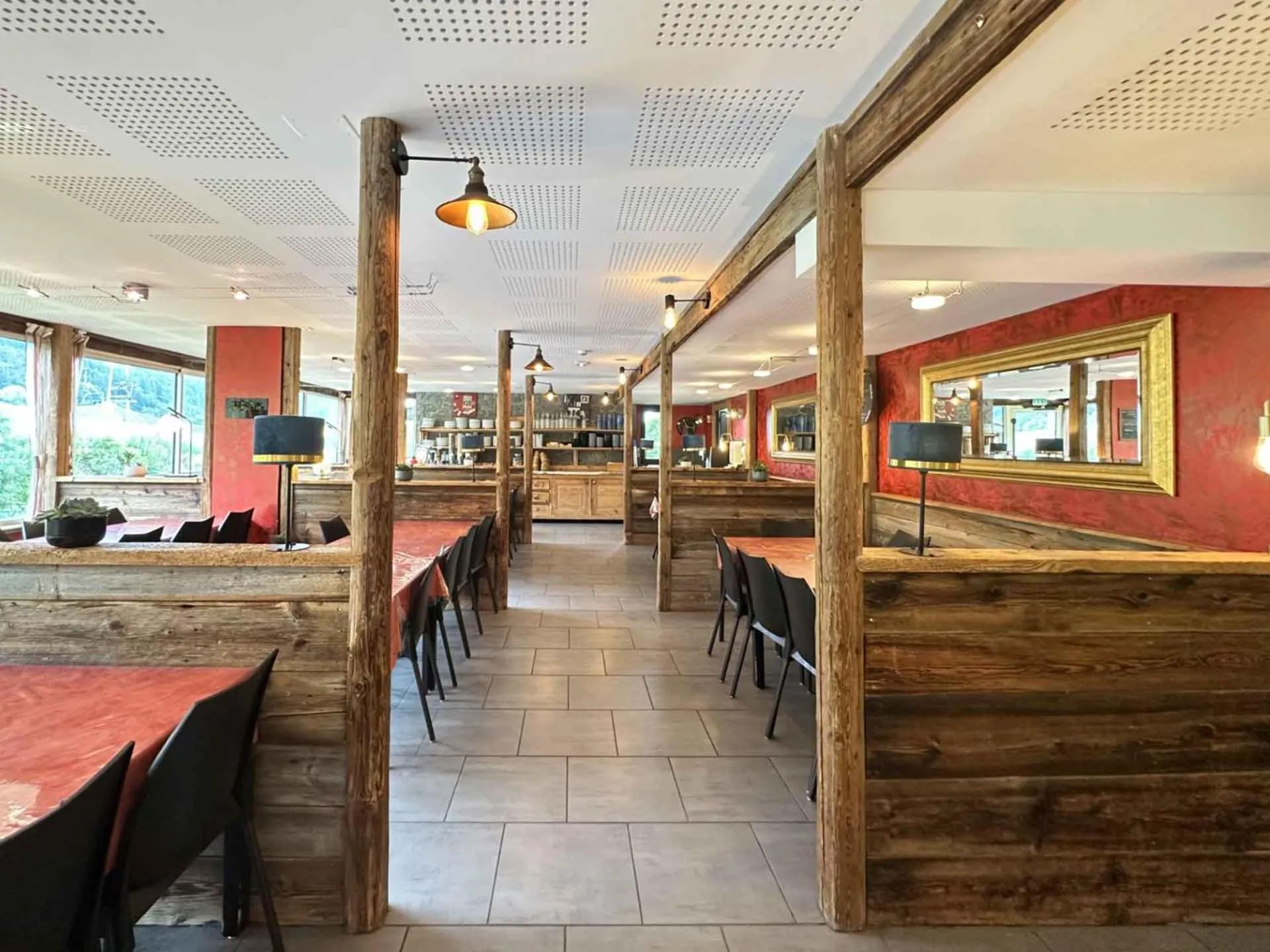 Dining area in Auberge de Jeunesse HI Le Mont-Dore
