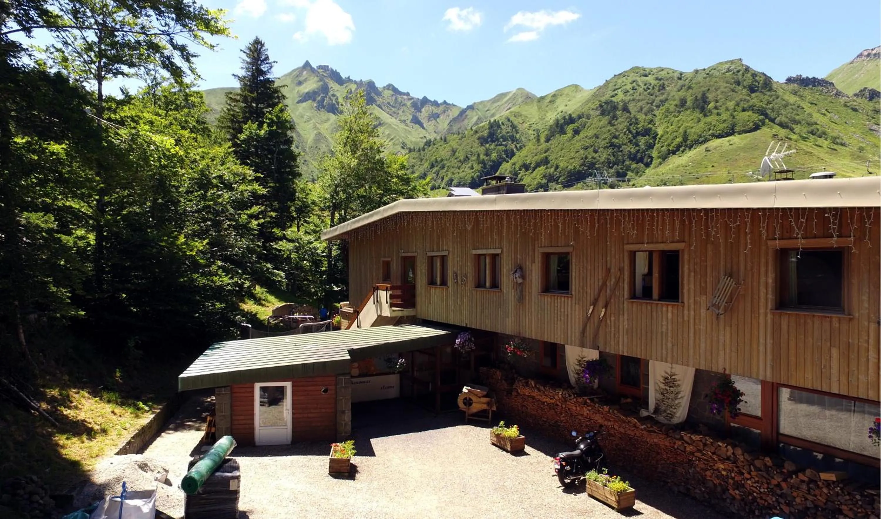 Property building in Auberge de Jeunesse HI Le Mont-Dore