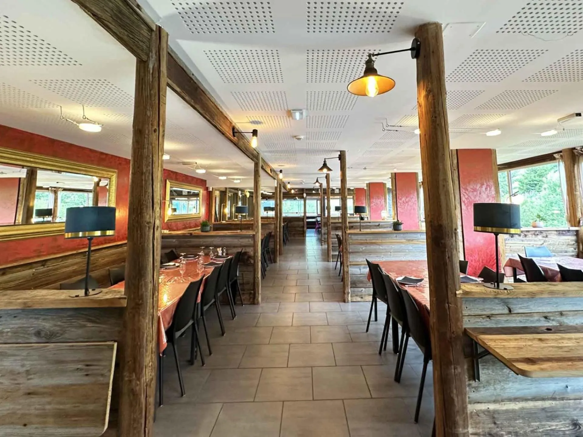 Dining area in Auberge de Jeunesse HI Le Mont-Dore