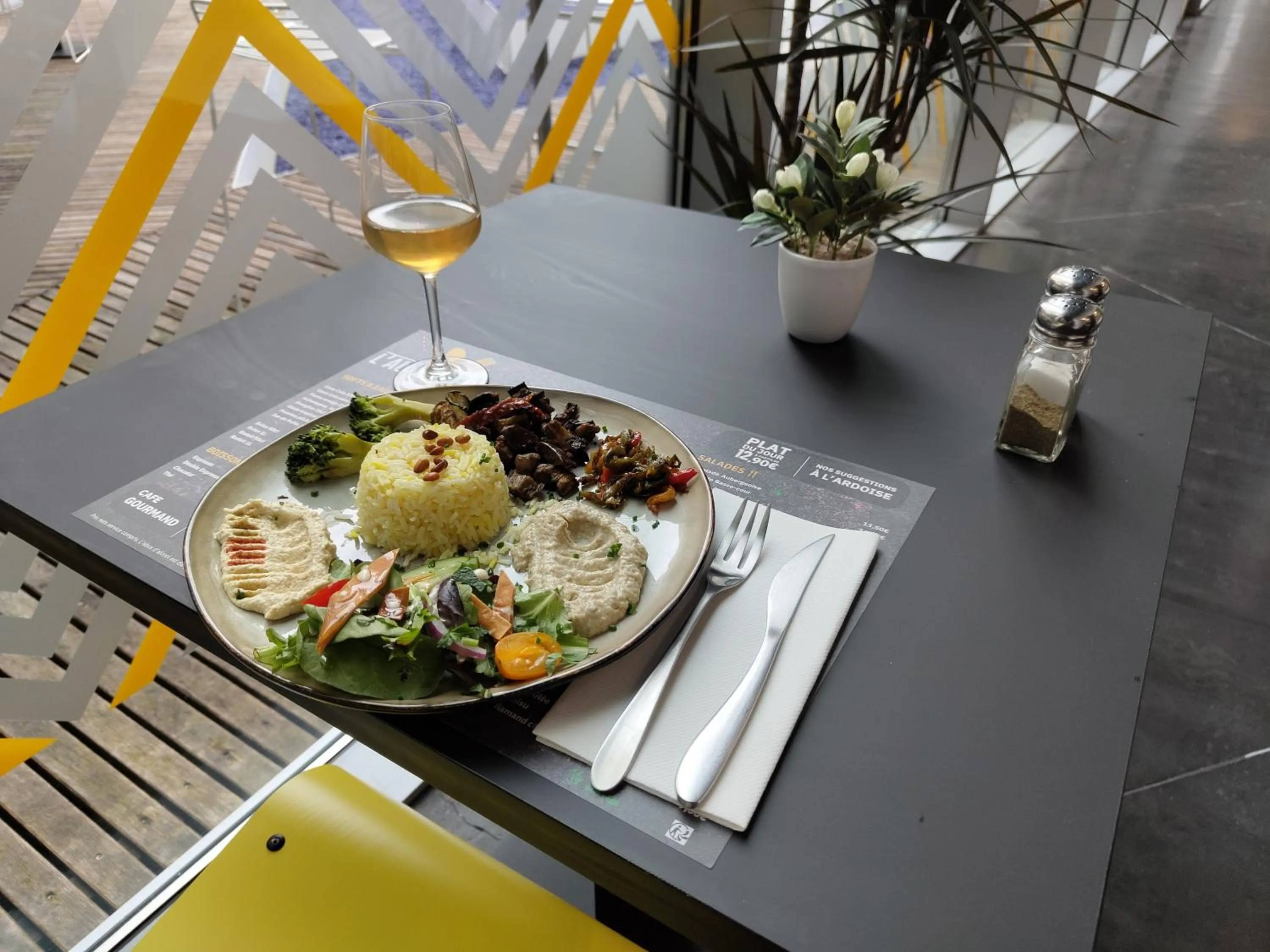 Restaurant/places to eat in Auberge de Jeunesse HI Lille