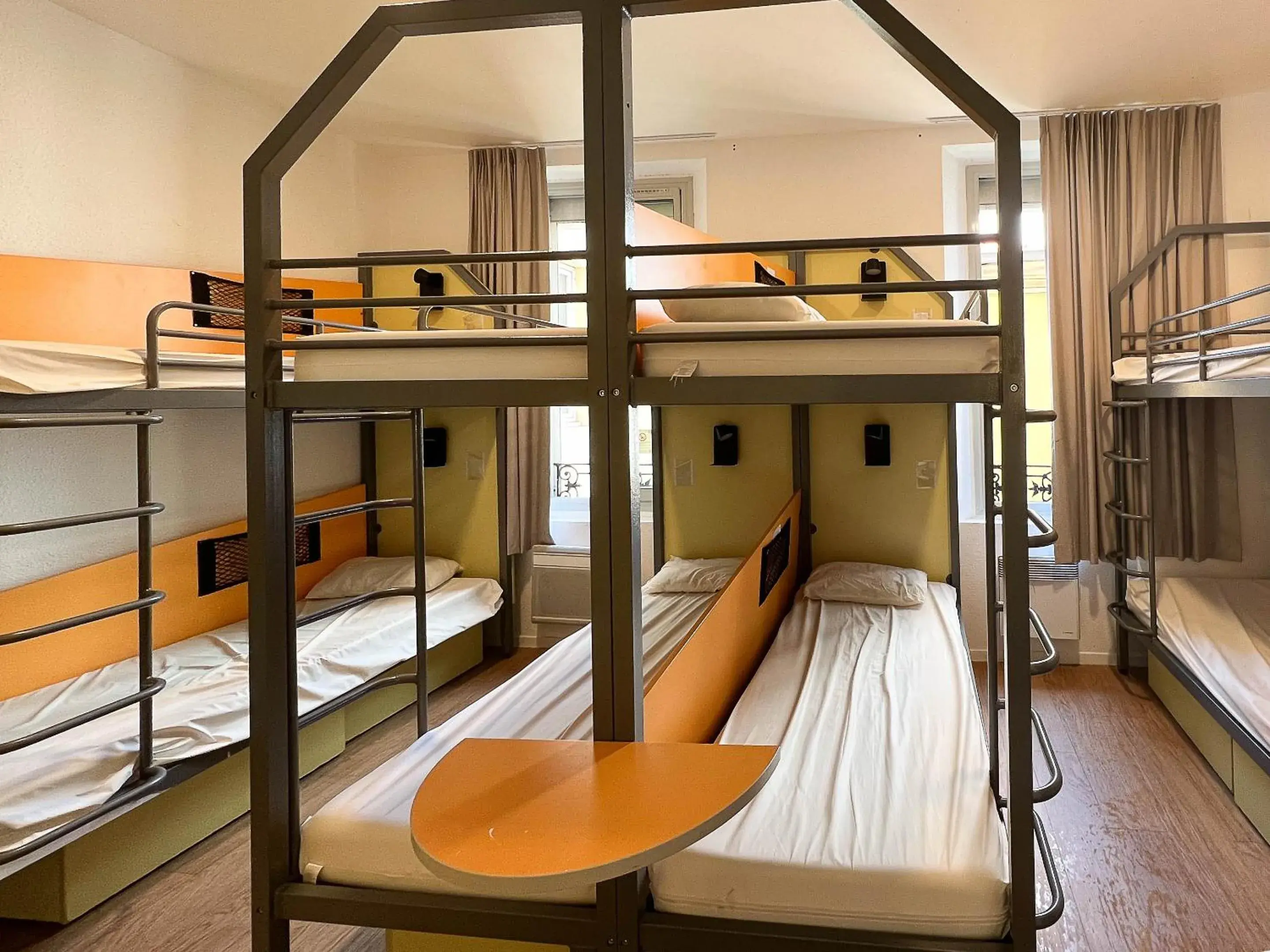 Bed in 8-Bed Male Dormitory with Ensuite Shower – Shared Toilets in Auberge de Jeunesse HI Nice Les Camélias Bed in 8-Bed Male Dormitory with Ensuite Shower – Shared Toilets in Auberge de Jeunesse HI Nice Les Camélias