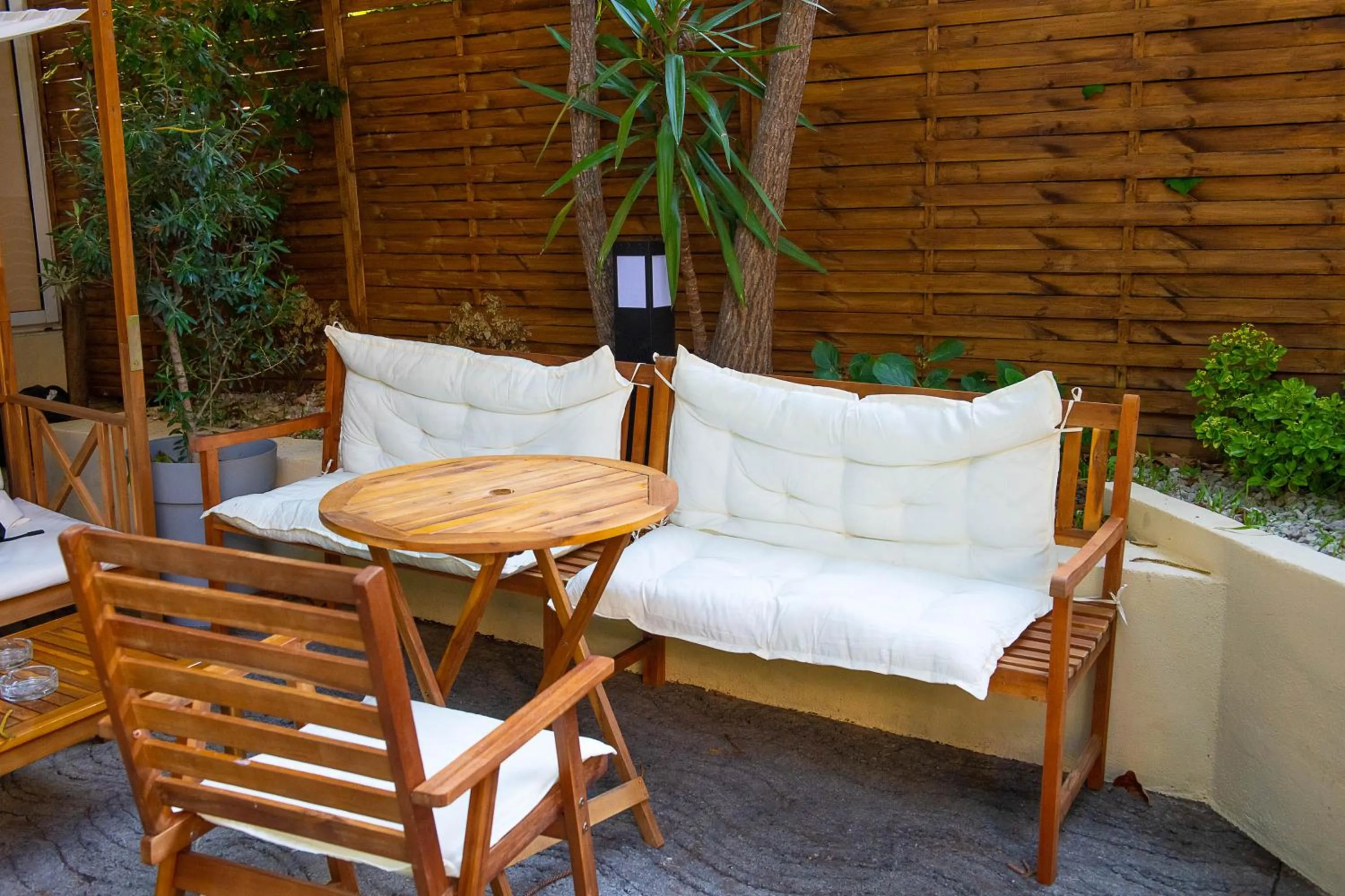 Garden in Auberge de Jeunesse HI Nice Les Camélias