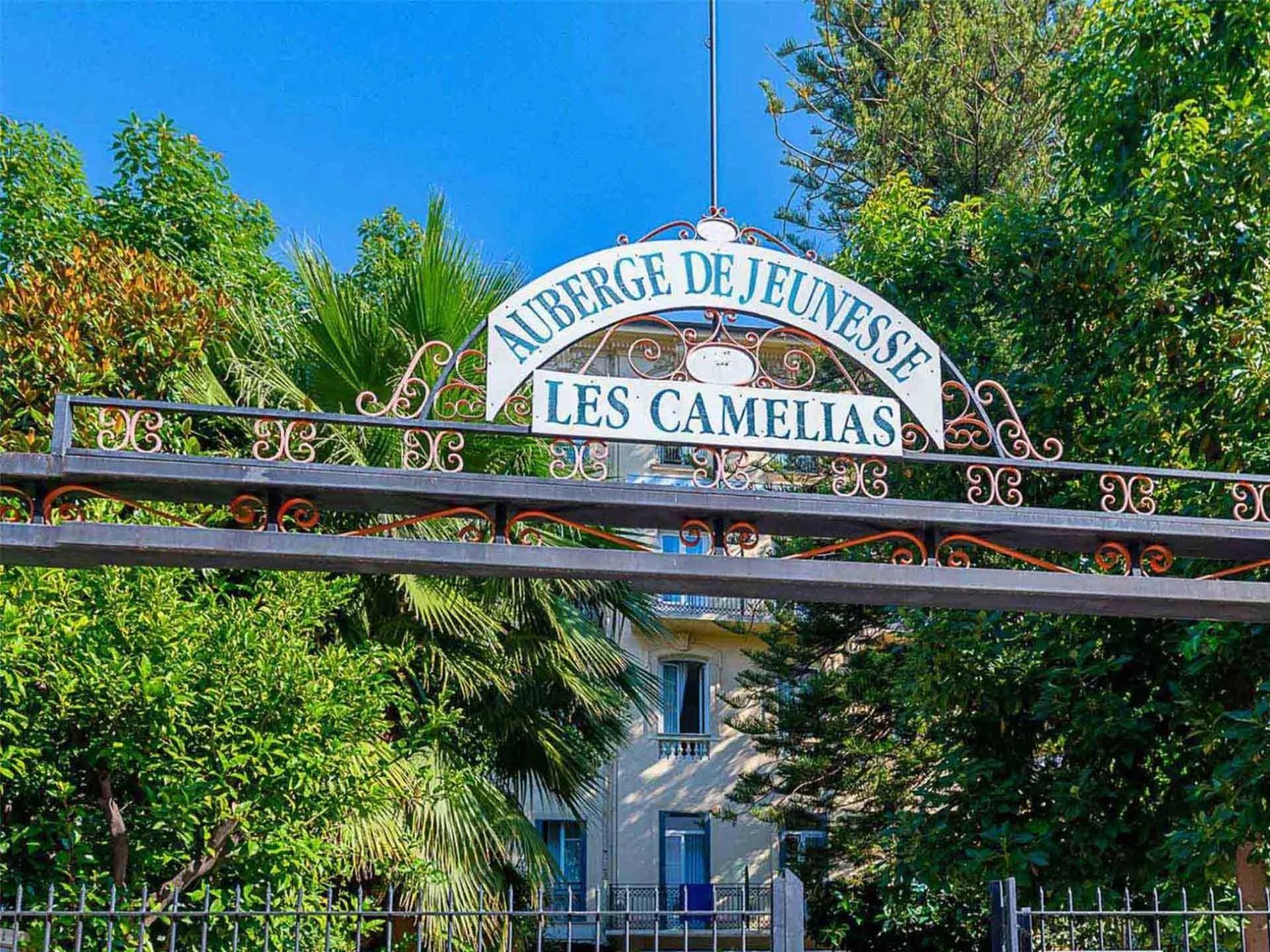 Property building in Auberge de Jeunesse HI Nice Les Camélias