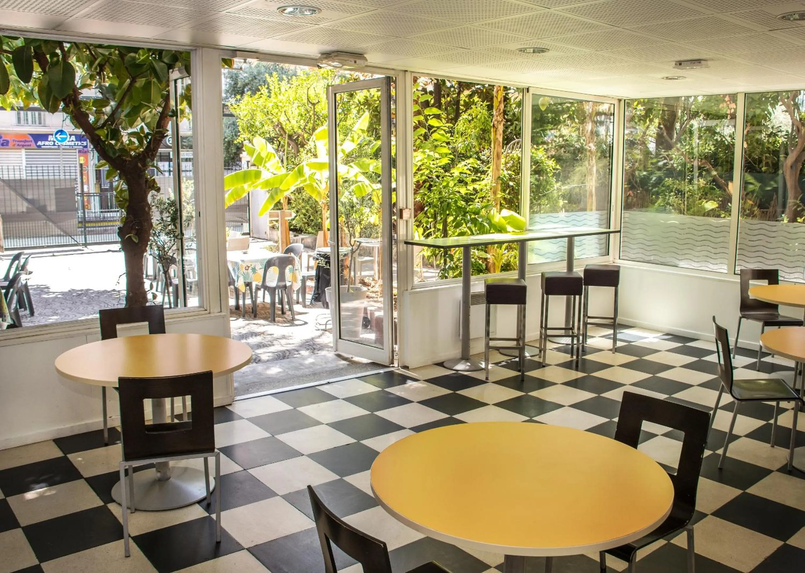 Lounge or bar in Auberge de Jeunesse HI Nice Les Camélias