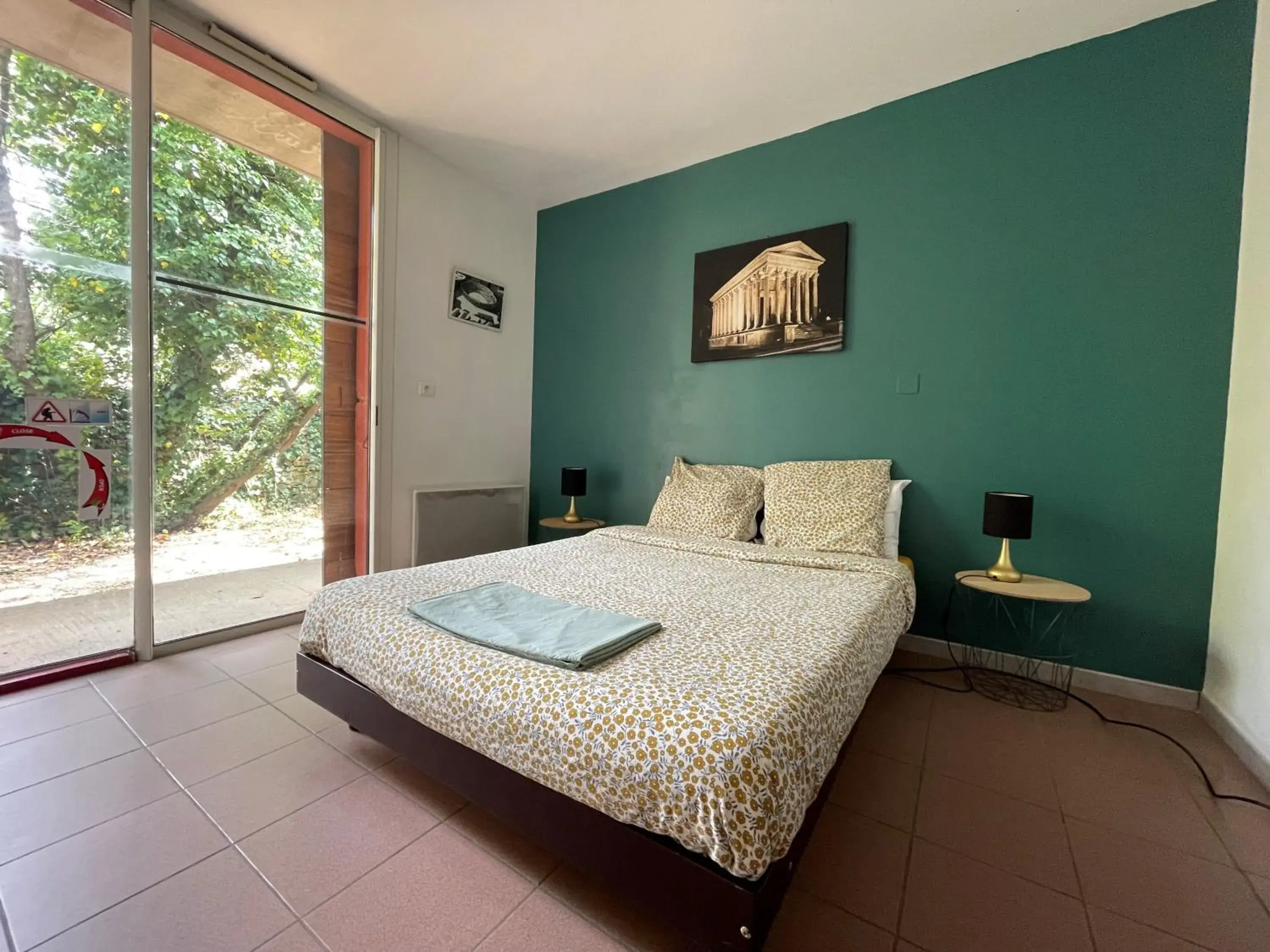 Double Room with Shared Bathroom in Auberge de Jeunesse HI Nîmes Double Room with Shared Bathroom in Auberge de Jeunesse HI Nîmes