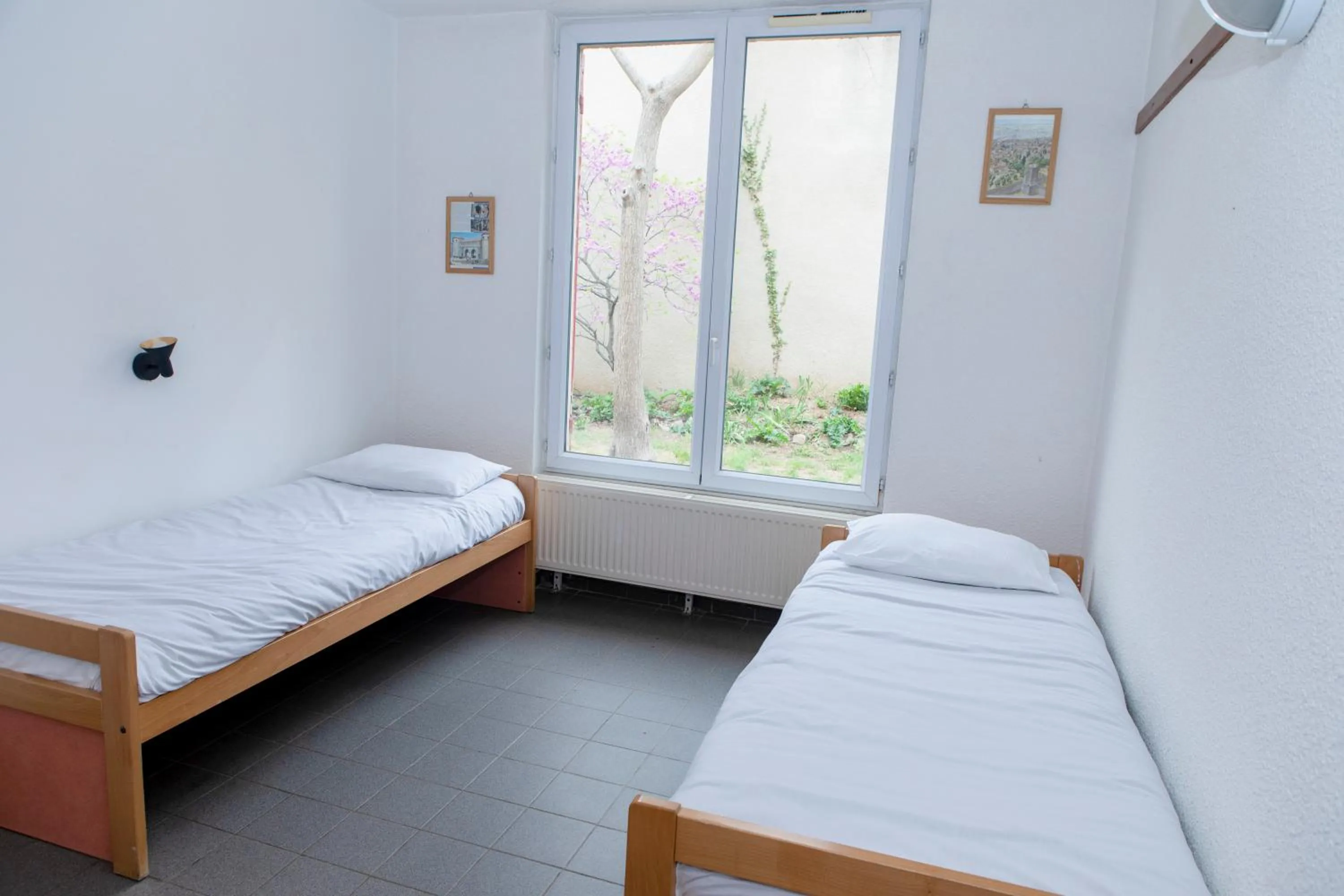 Twin Room with Shared Bathroom in Auberge de Jeunesse HI Nîmes