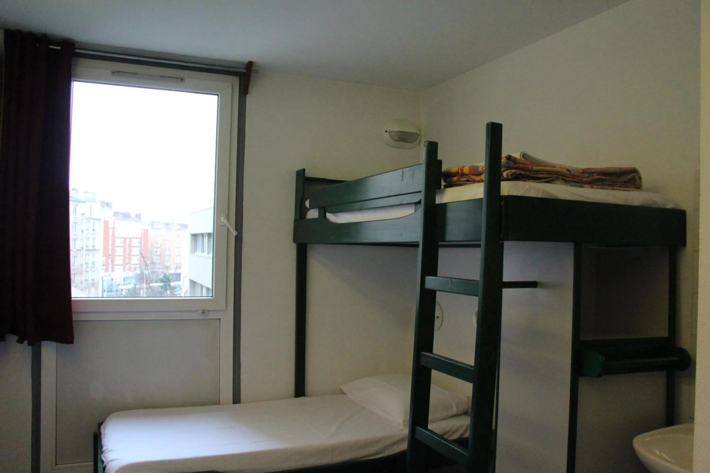 Twin Room with Shower, Commun WC - single occupancy in Auberge de Jeunesse HI Paris Le d'Artagnan