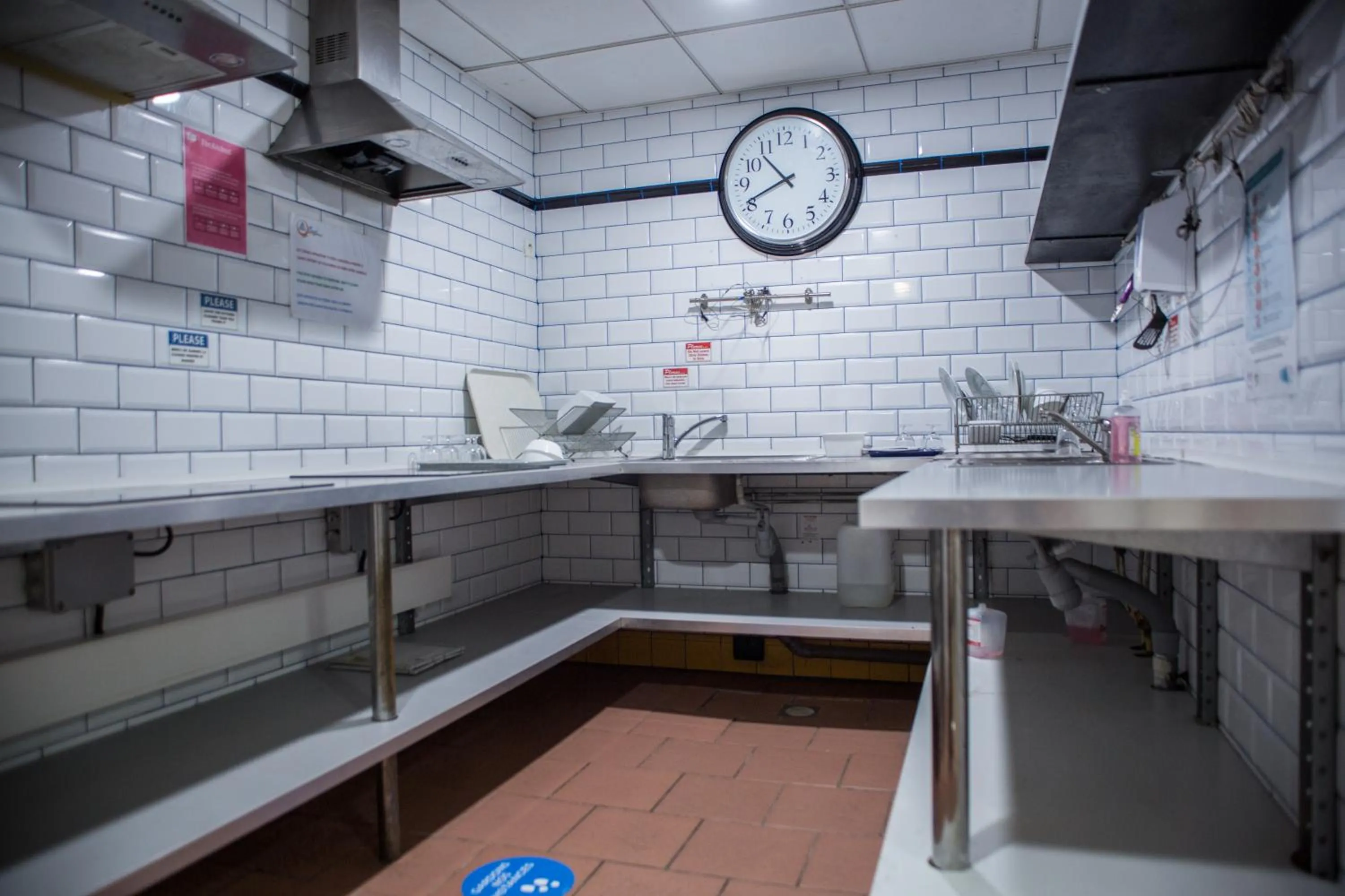 Communal kitchen in Auberge de Jeunesse HI Paris Le d'Artagnan