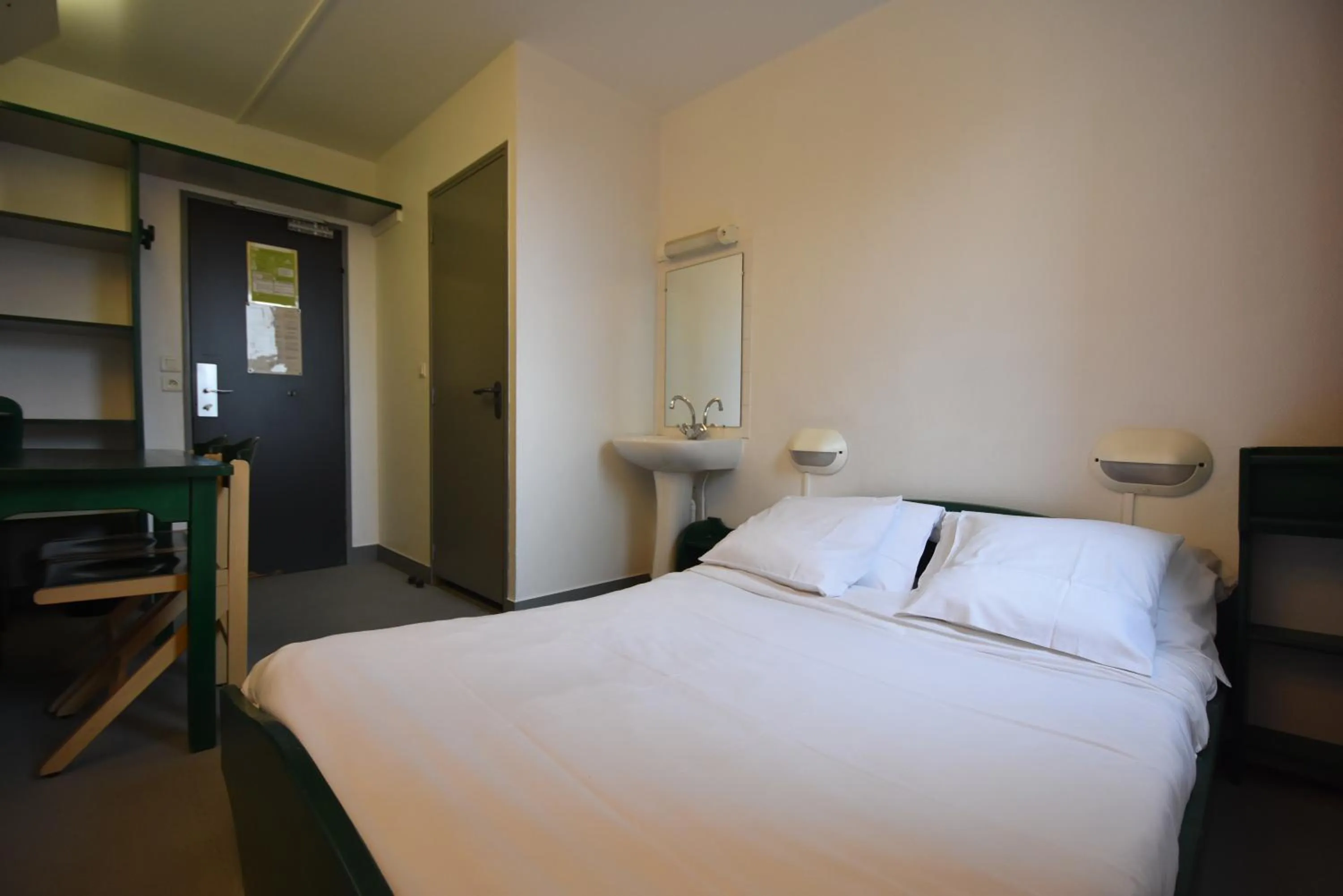 Photo of the whole room, Bed in Auberge de Jeunesse HI Paris Le d'Artagnan