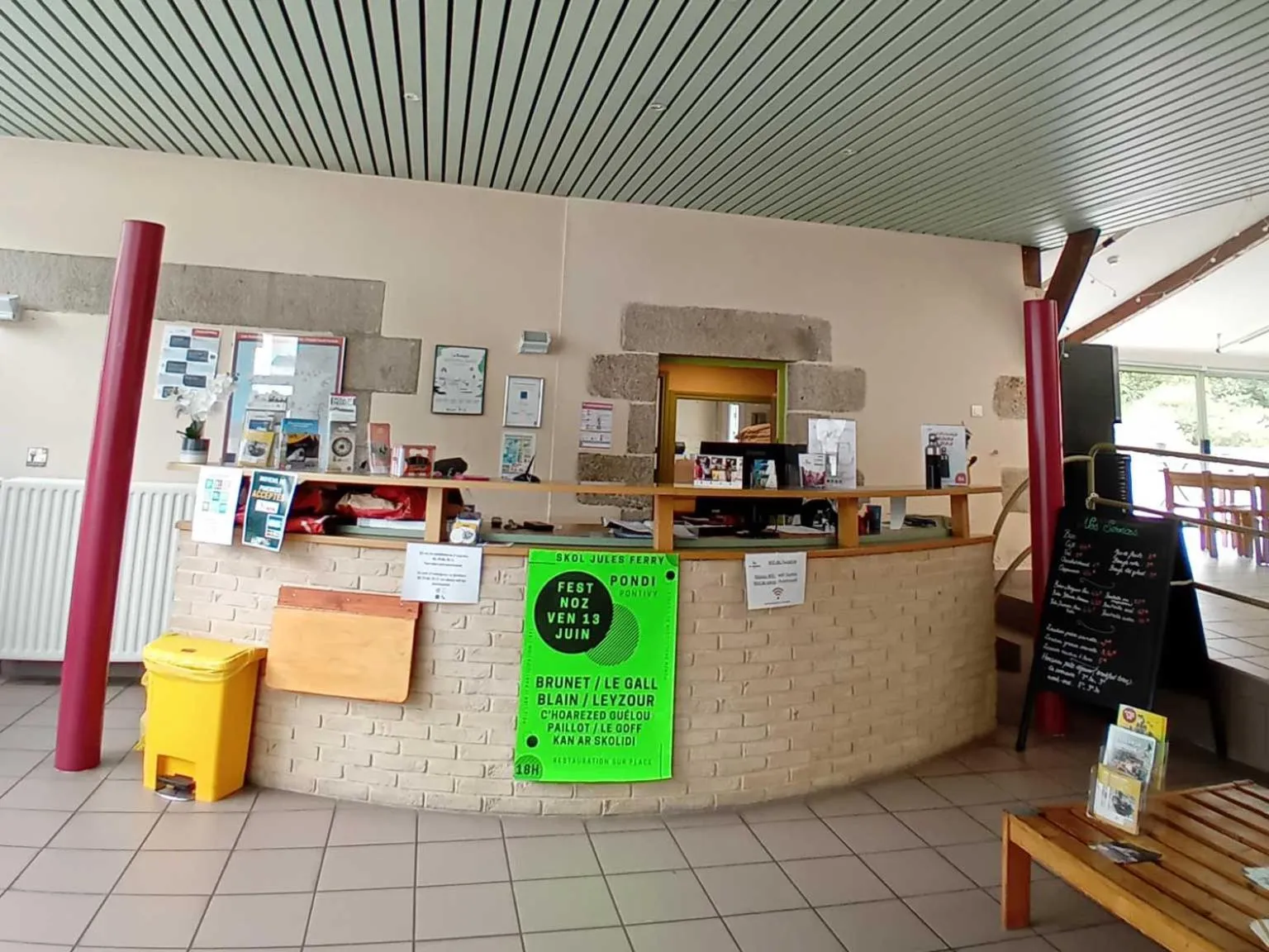 Lobby or reception in Auberge de Jeunesse HI Pontivy