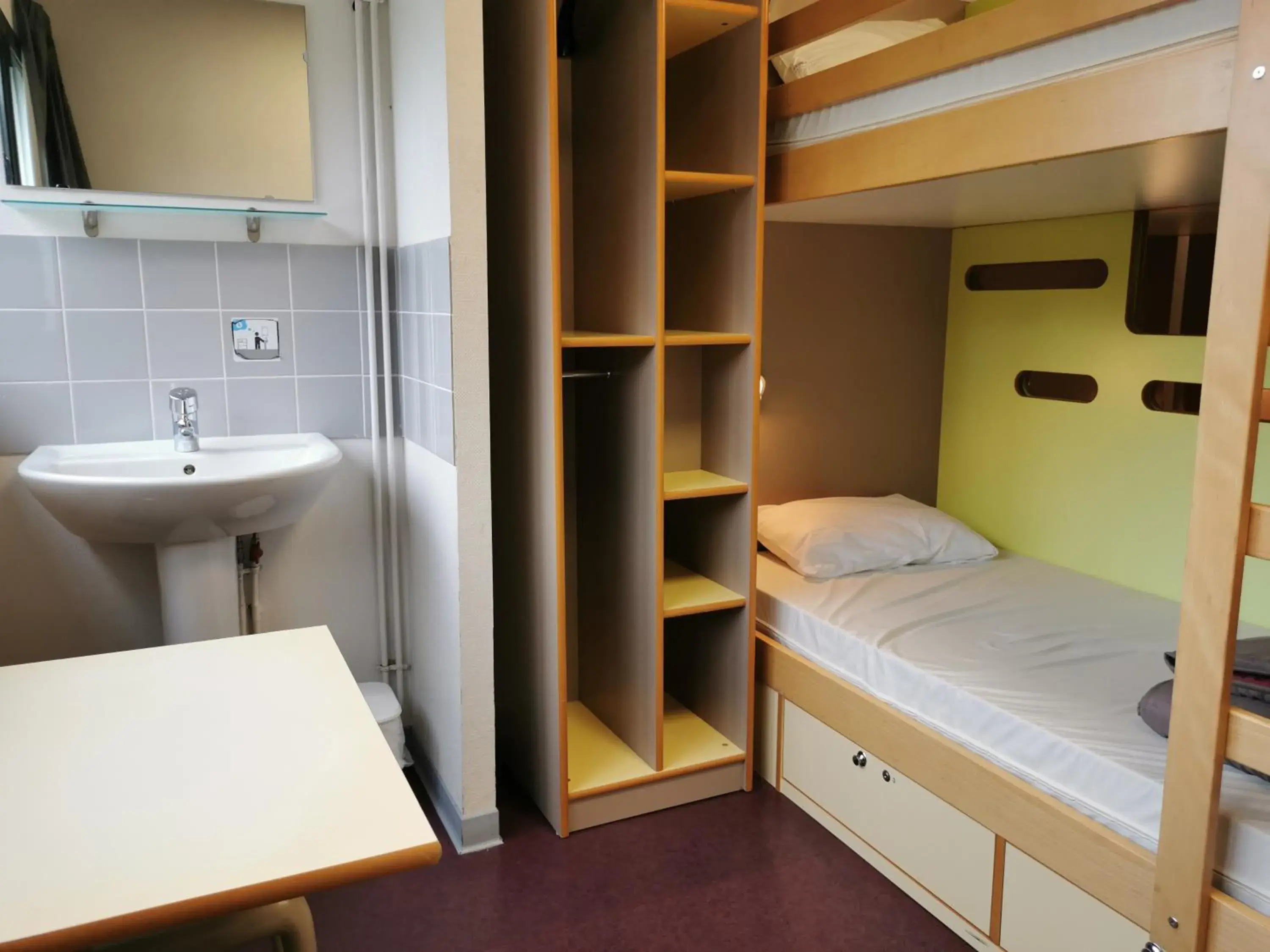Bed in 8-Bed Female Dormitory – Shared Bathroom in Auberge de Jeunesse HI Rouen Bed in 8-Bed Female Dormitory – Shared Bathroom in Auberge de Jeunesse HI Rouen