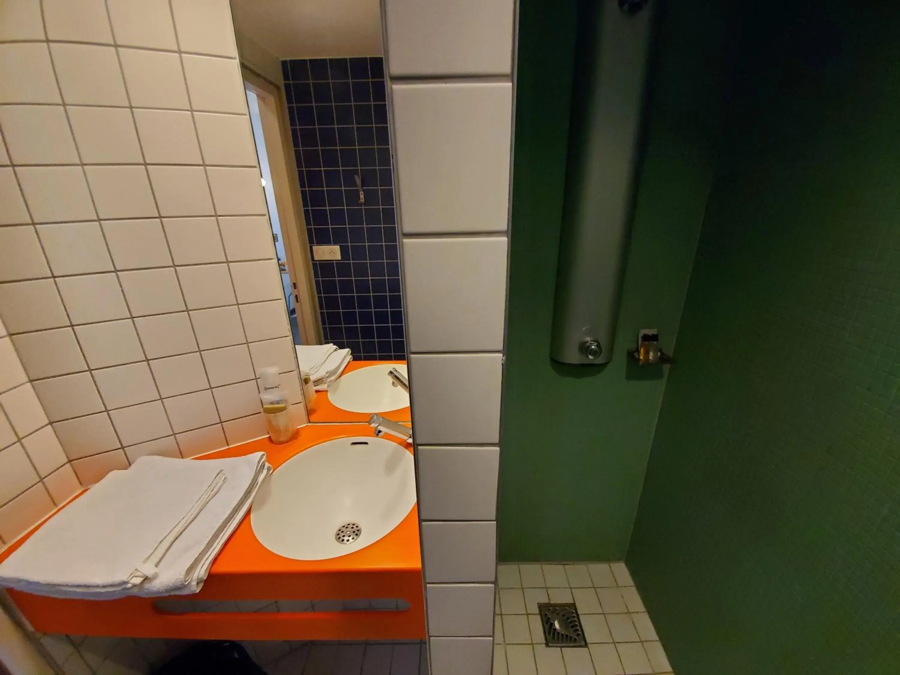 Triple Room – disabled access – Shared Bathroom in Auberge de Jeunesse HI Strasbourg 2 Rives Triple Room – disabled access – Shared Bathroom in Auberge de Jeunesse HI Strasbourg 2 Rives