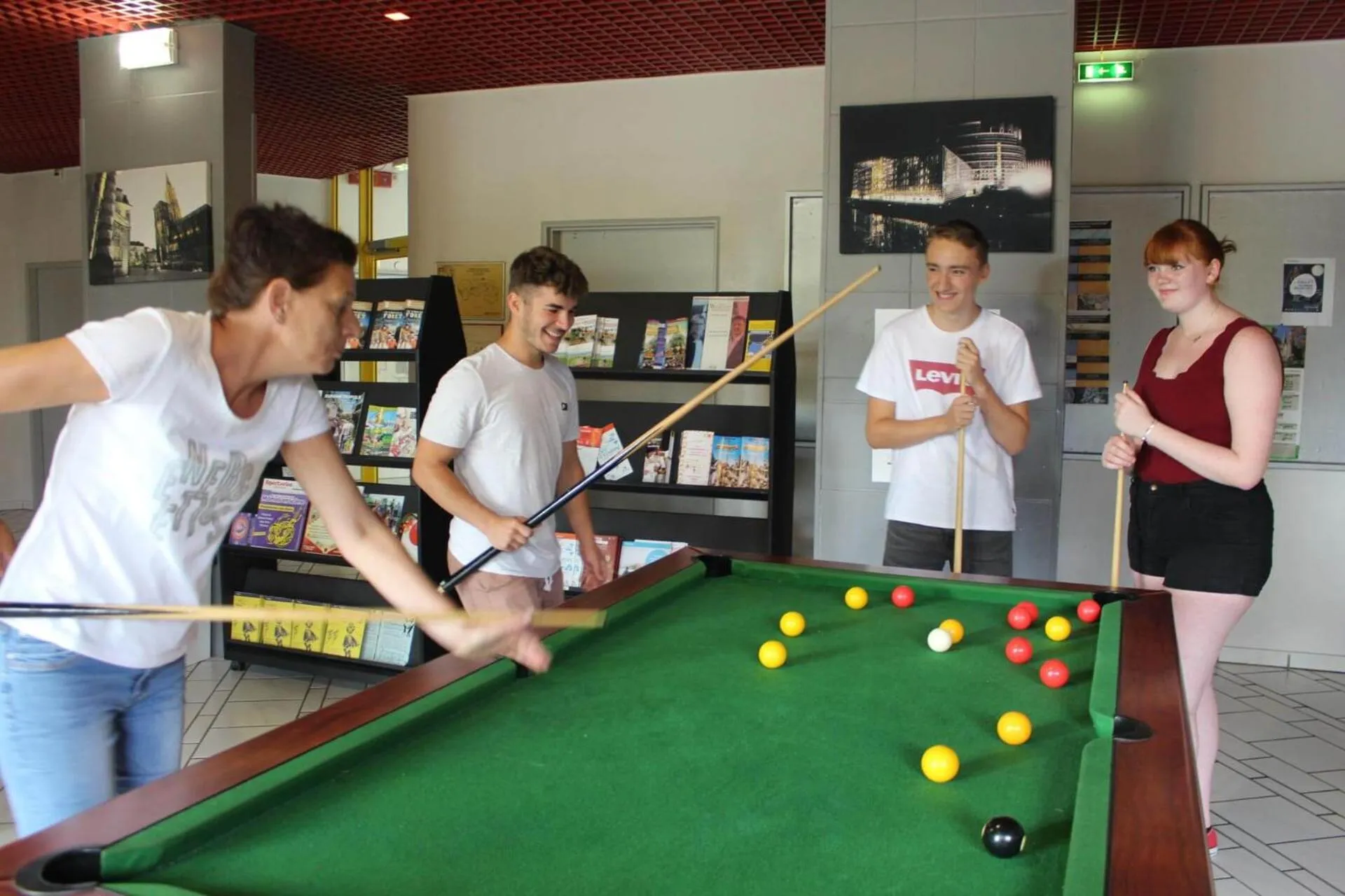 Billiard in Auberge de Jeunesse HI Strasbourg 2 Rives