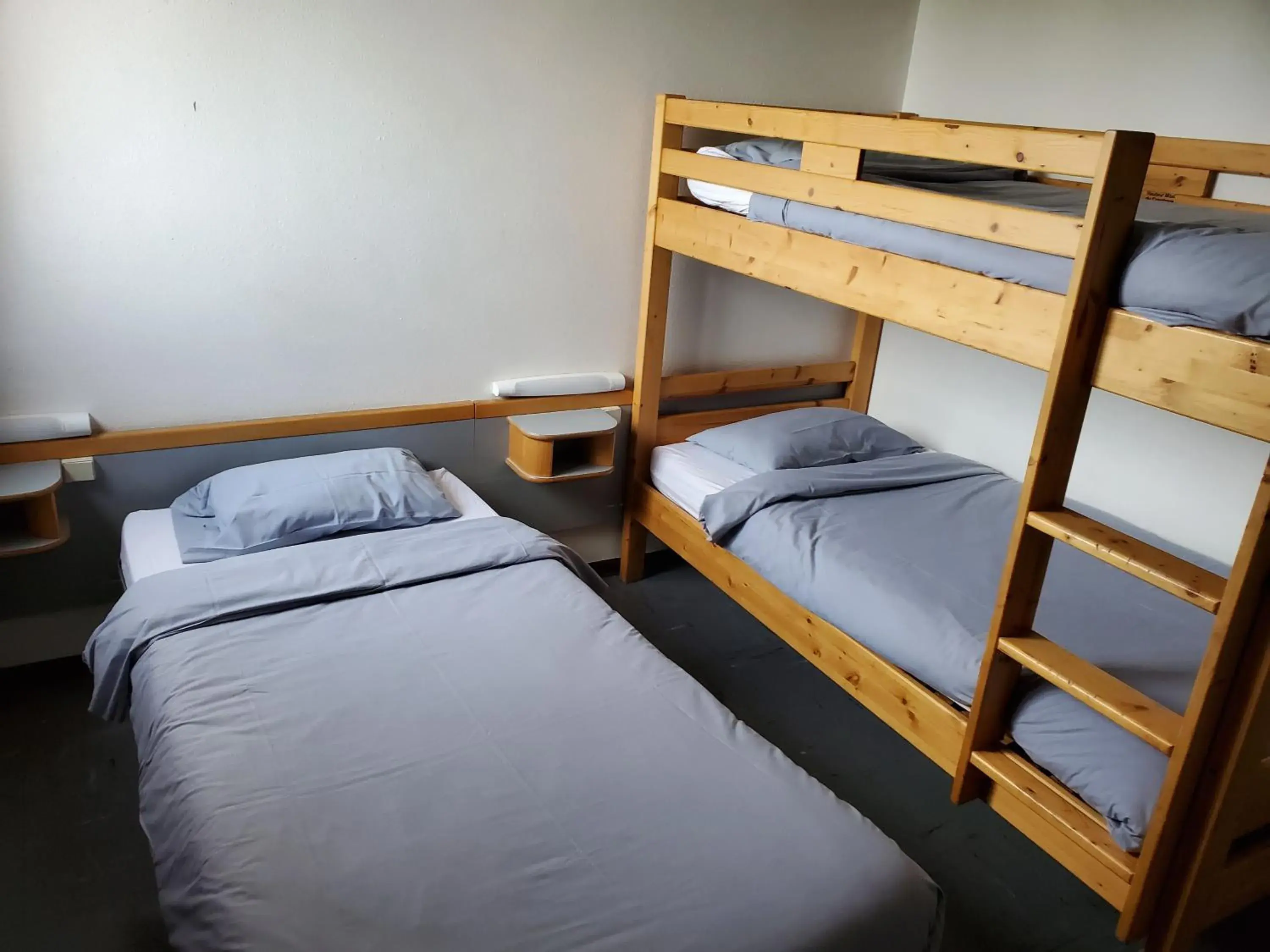 Room with 2 Bunk Beds with Private Bathroom in Auberge de Jeunesse HI Strasbourg 2 Rives Room with 2 Bunk Beds with Private Bathroom in Auberge de Jeunesse HI Strasbourg 2 Rives