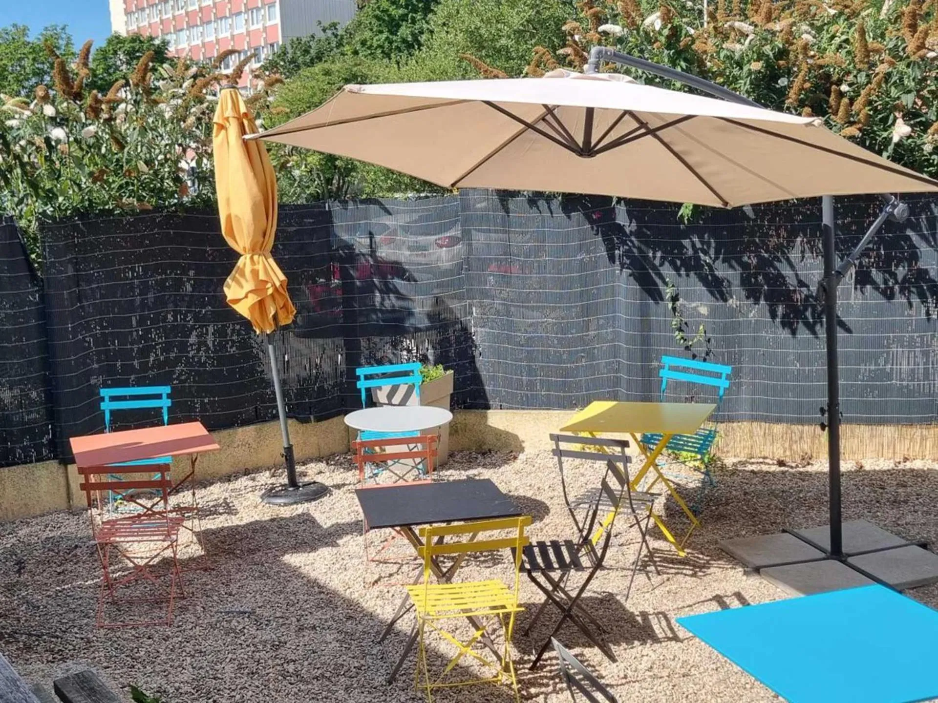 Patio in Auberge de Jeunesse HI Boulogne-sur-Mer