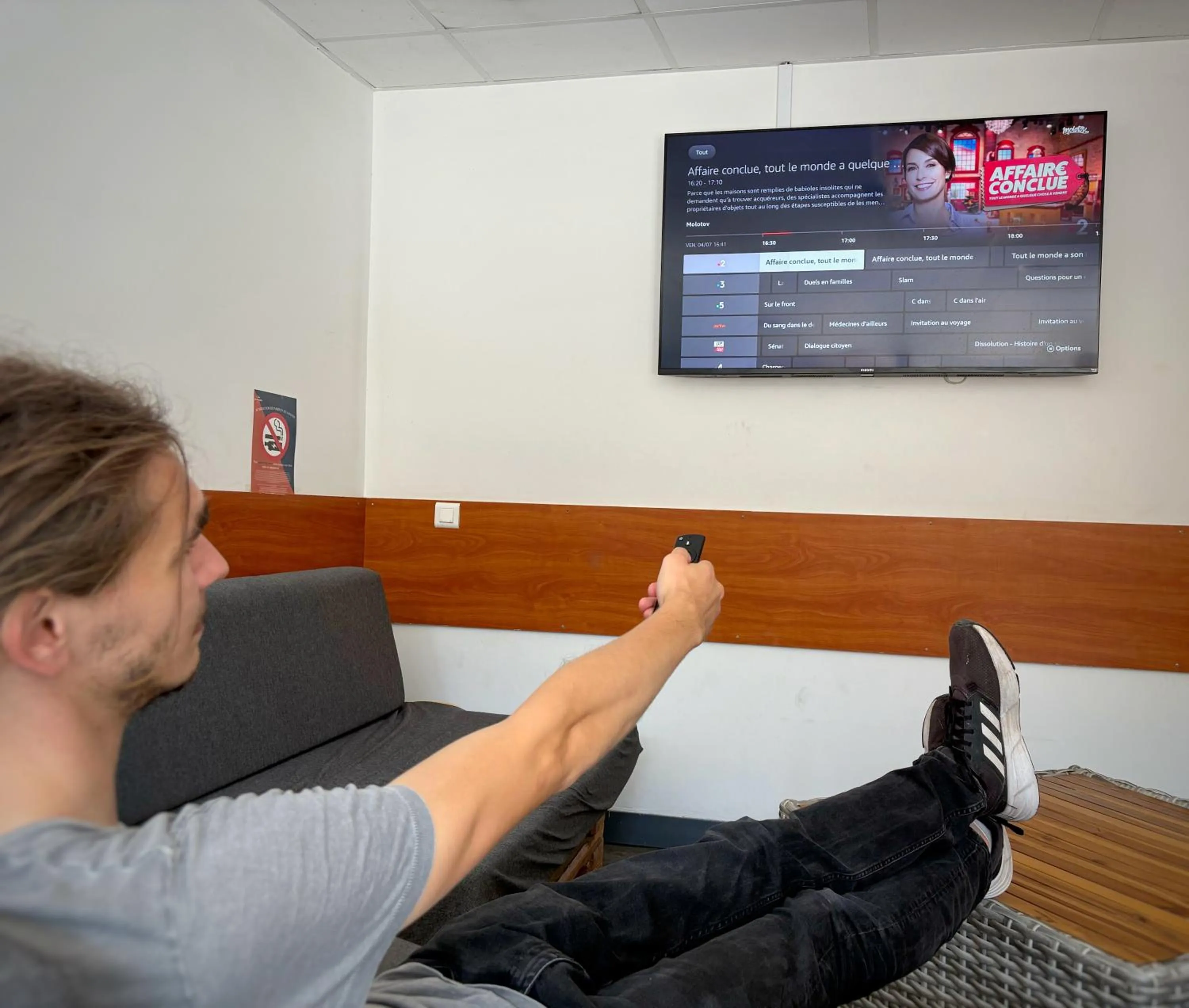 Communal lounge/ TV room in Auberge de Jeunesse HI Grenoble
