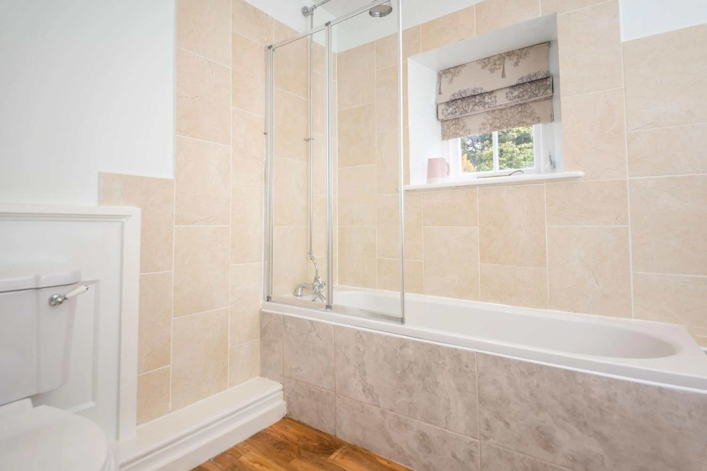 Bathroom in Rising Sun Pub, Restaurant and Rooms