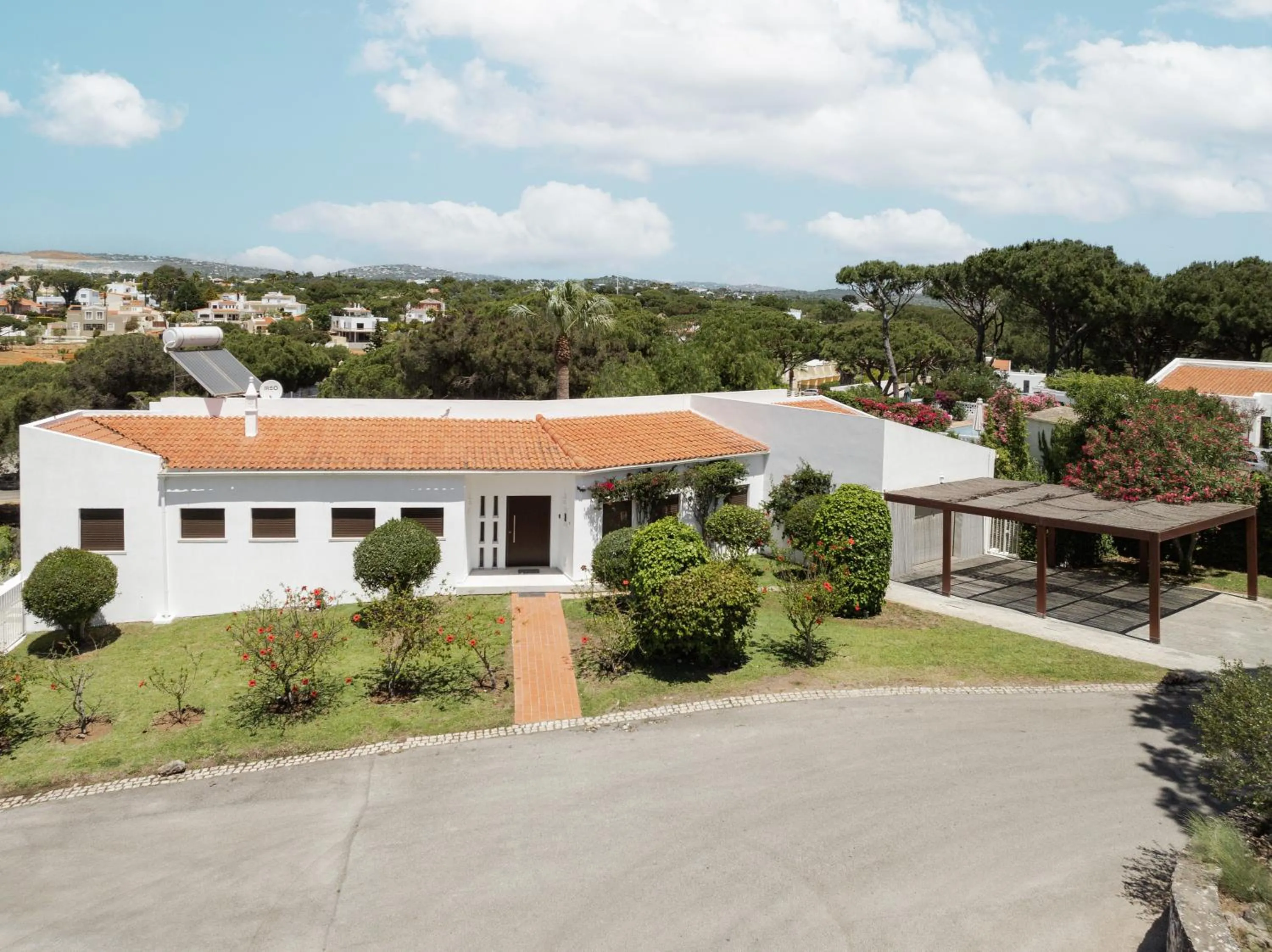 Property building in Vila Hibisco by Garvetur