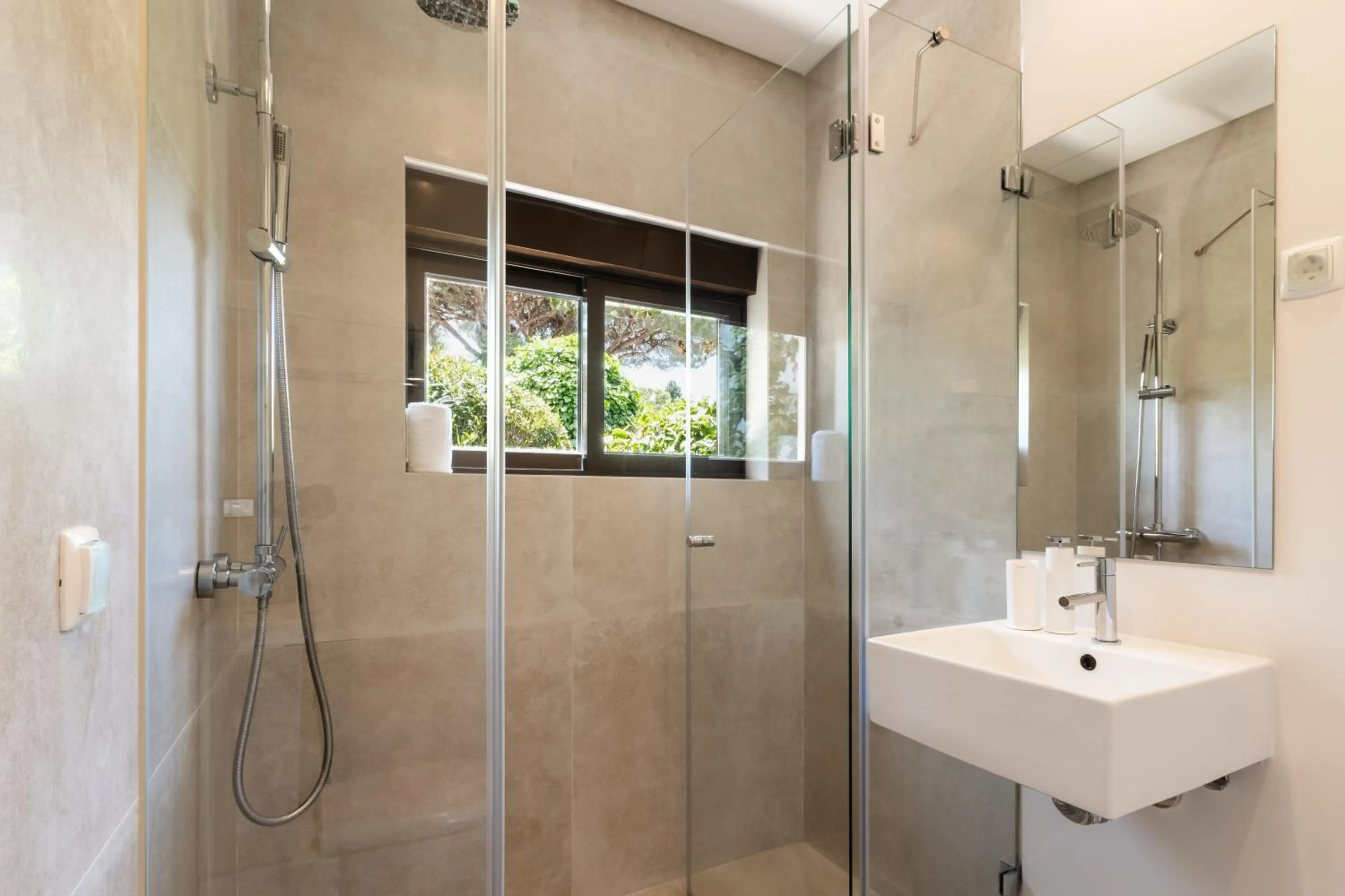 Shower in Vila Hibisco by Garvetur