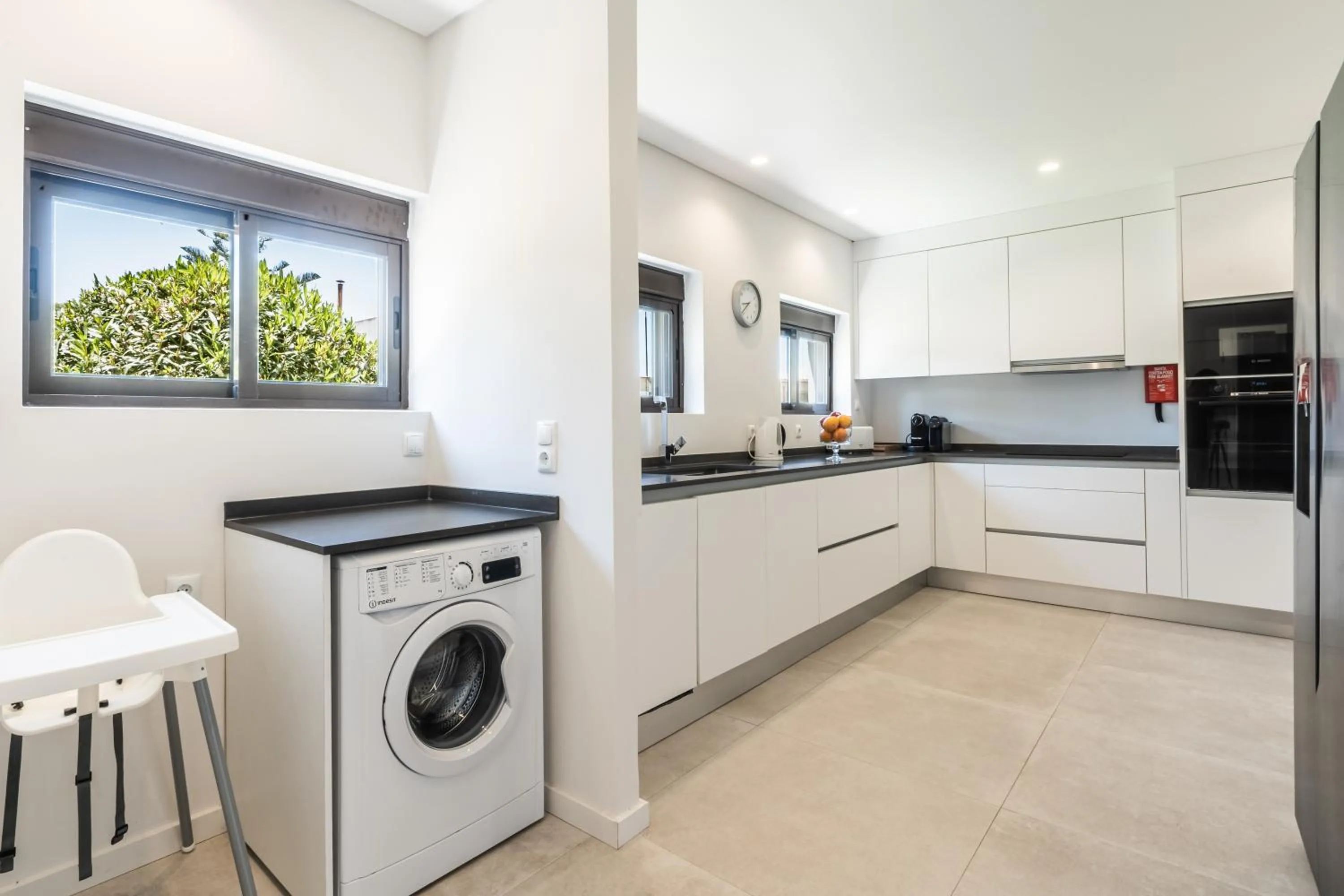 Kitchen or kitchenette in Vila Hibisco by Garvetur